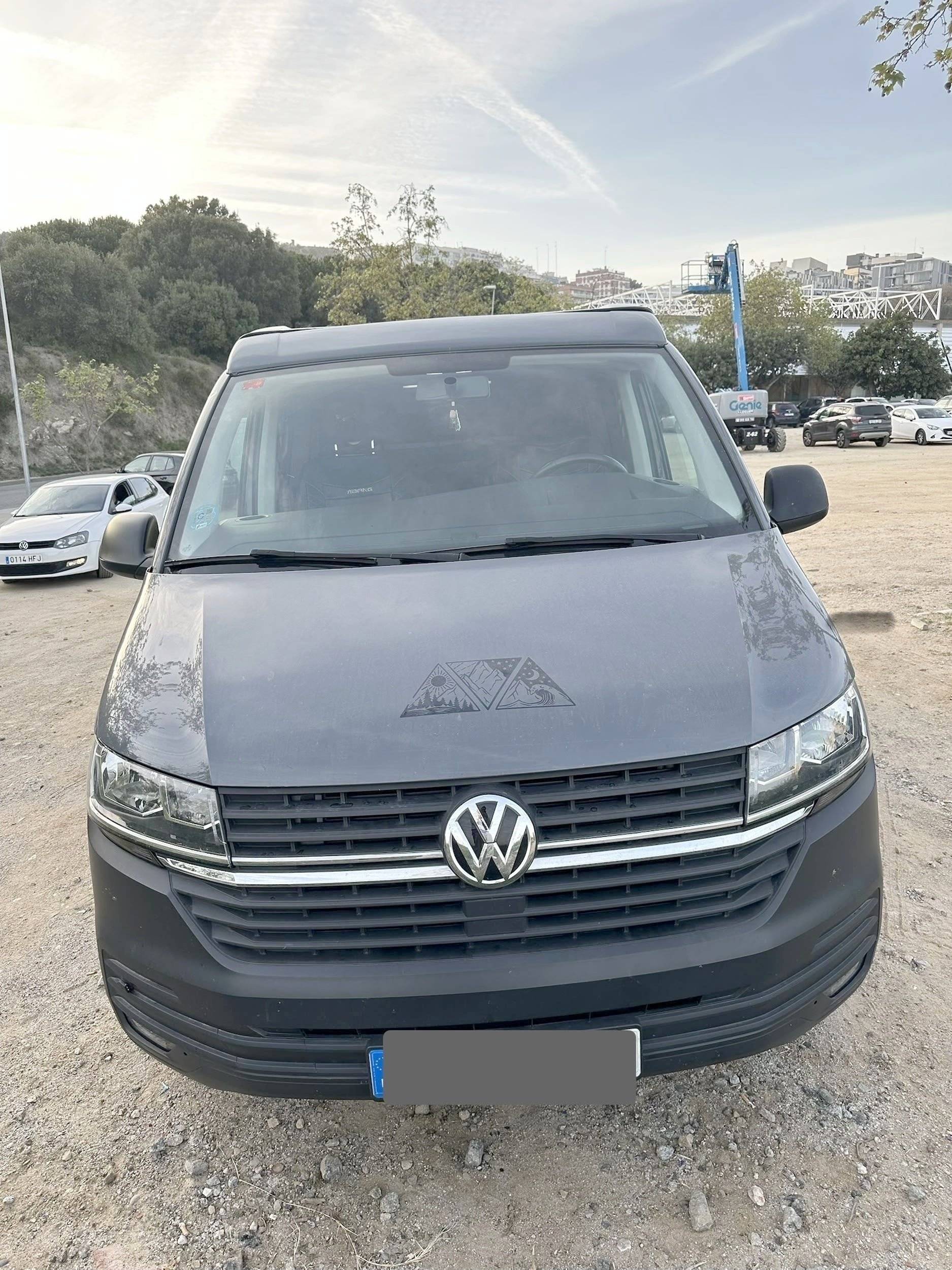 Vista del vehículo ángulo delantero Volkswagen Caravelle T6.1 - Yescapa