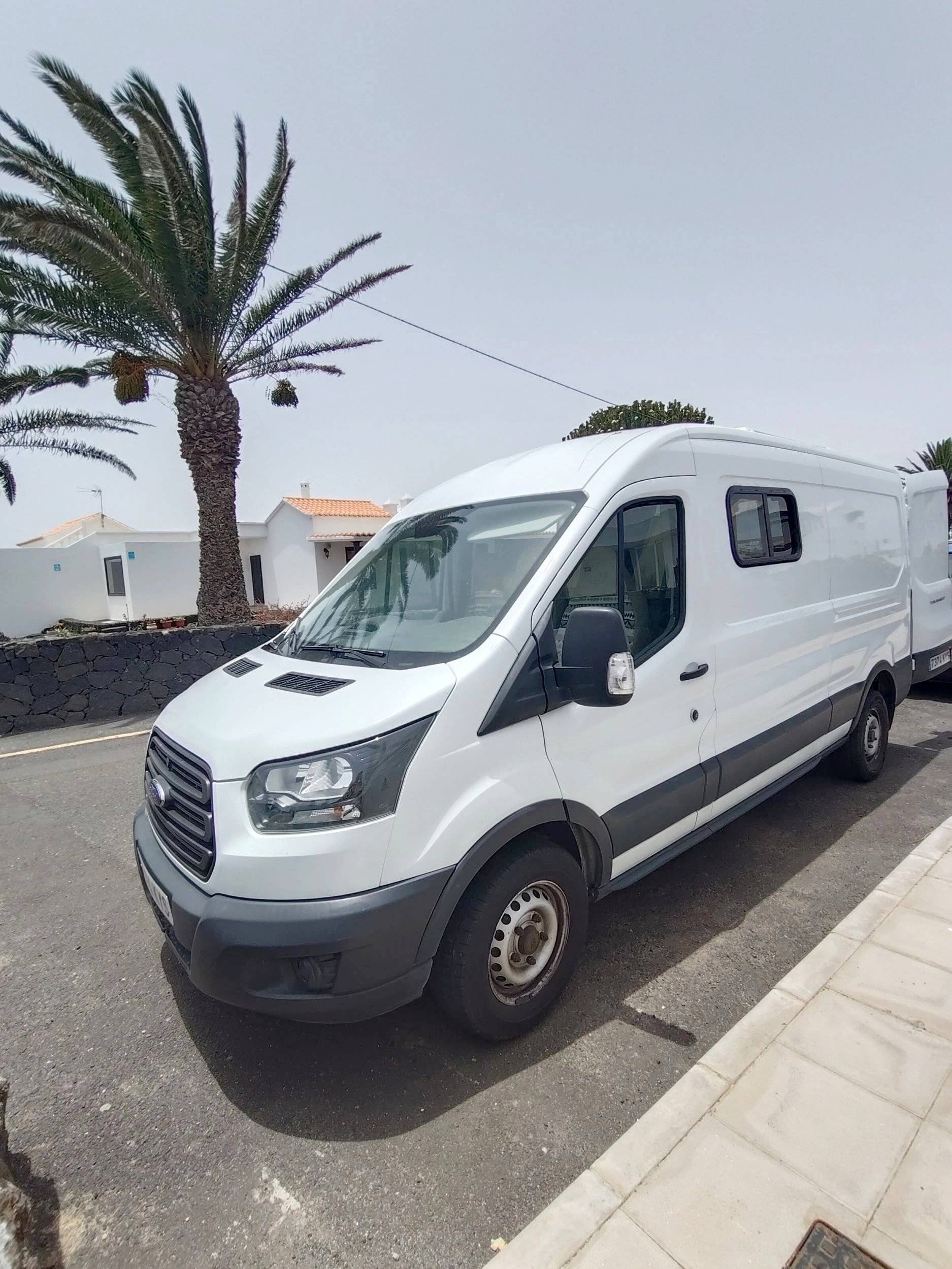 Front view from 3/4 Ford Transit 2,0 l 130 ch - Yescapa