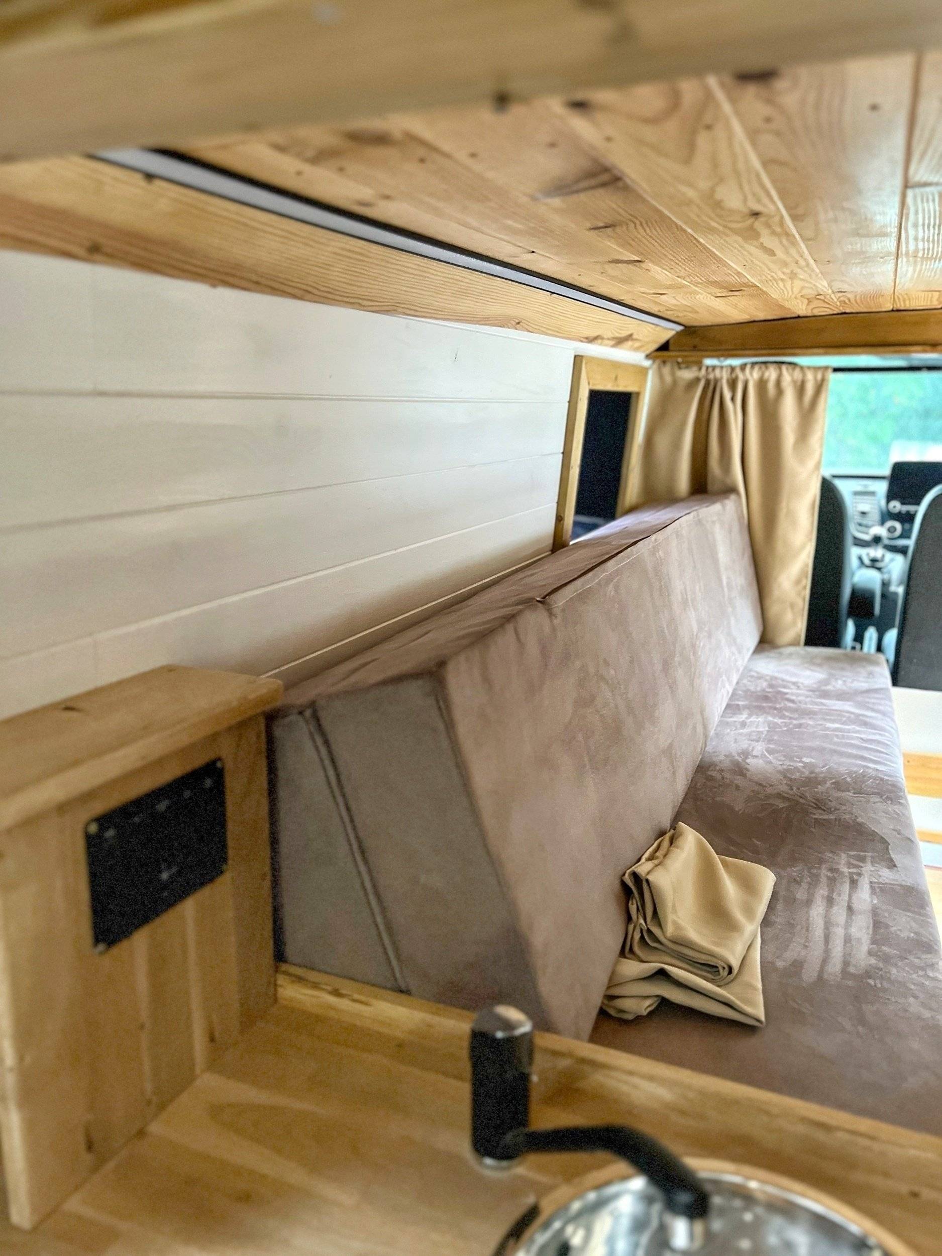 Dining Area Ford Ford Transit Custom - Yescapa