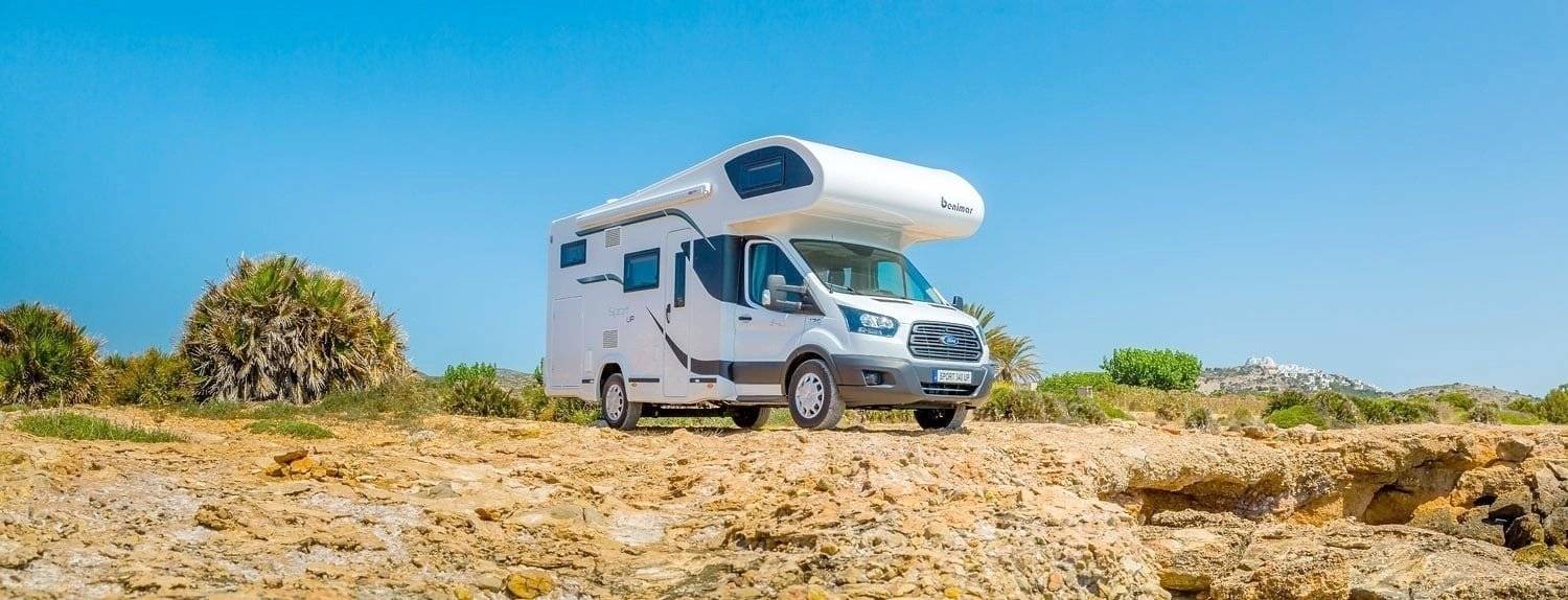 Vue avant de 3/4 Ford Benimar - Yescapa