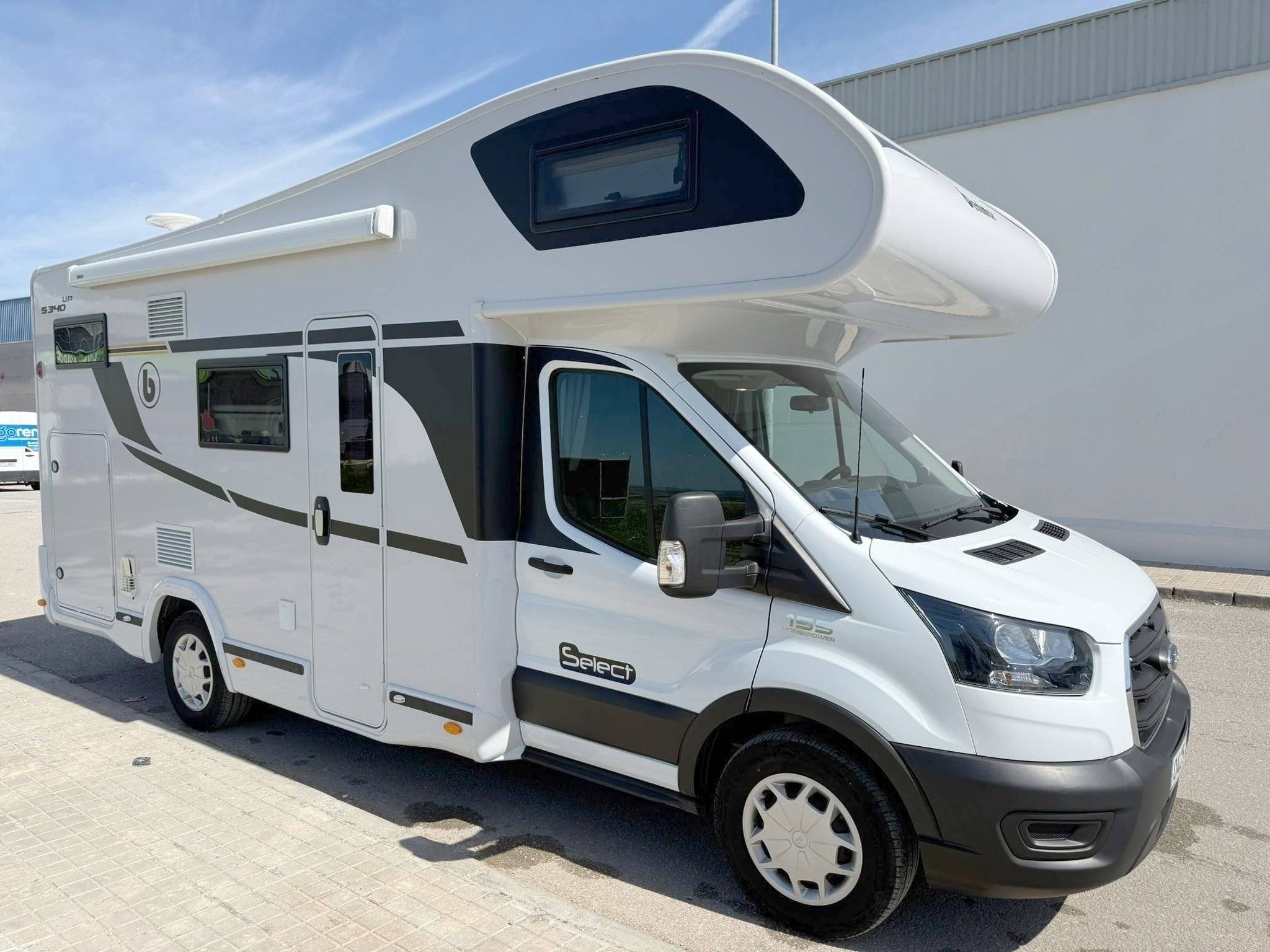 Vue avant de 3/4 Ford Benimar - Yescapa