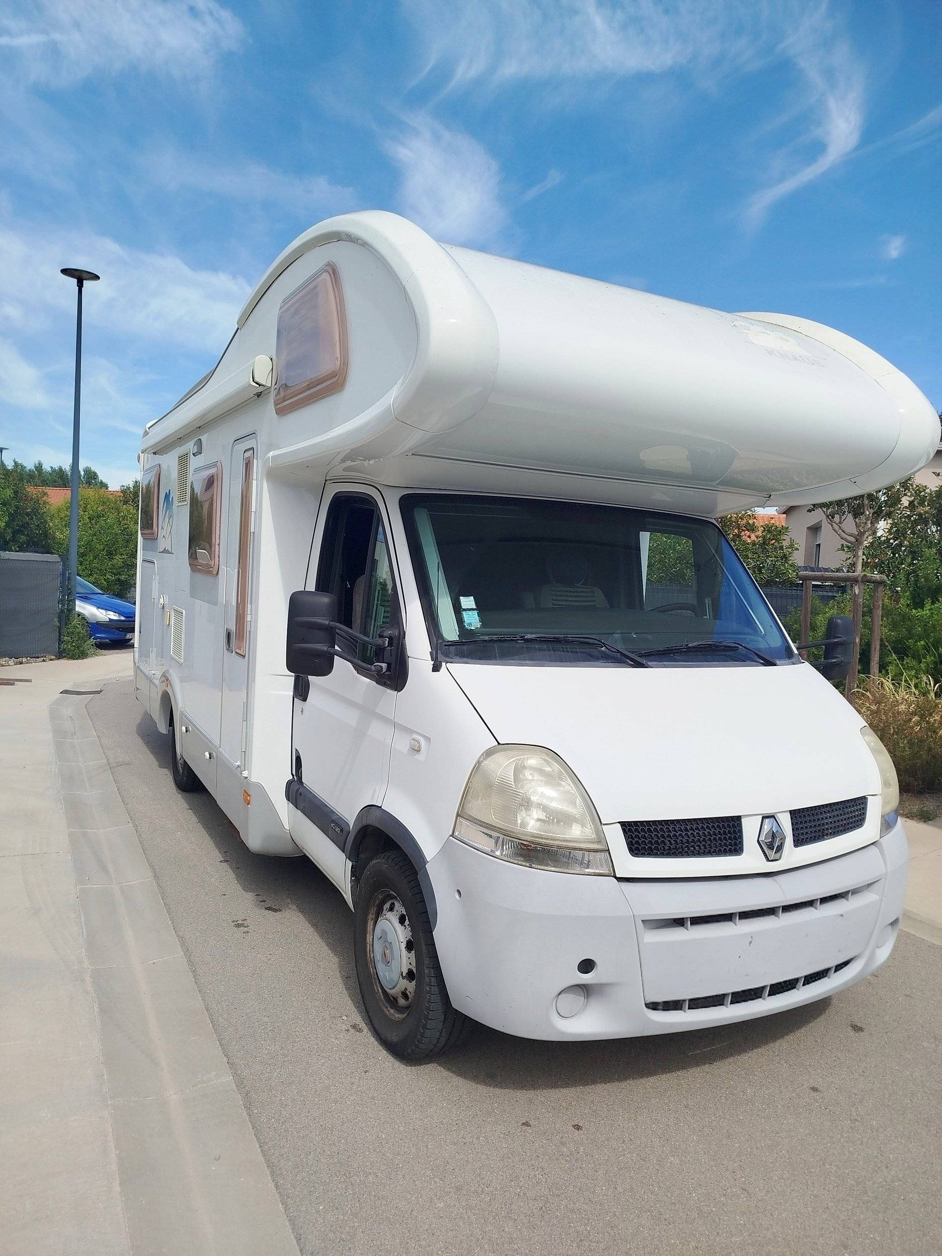 schräge Vorderansicht Renault Renault master - Yescapa