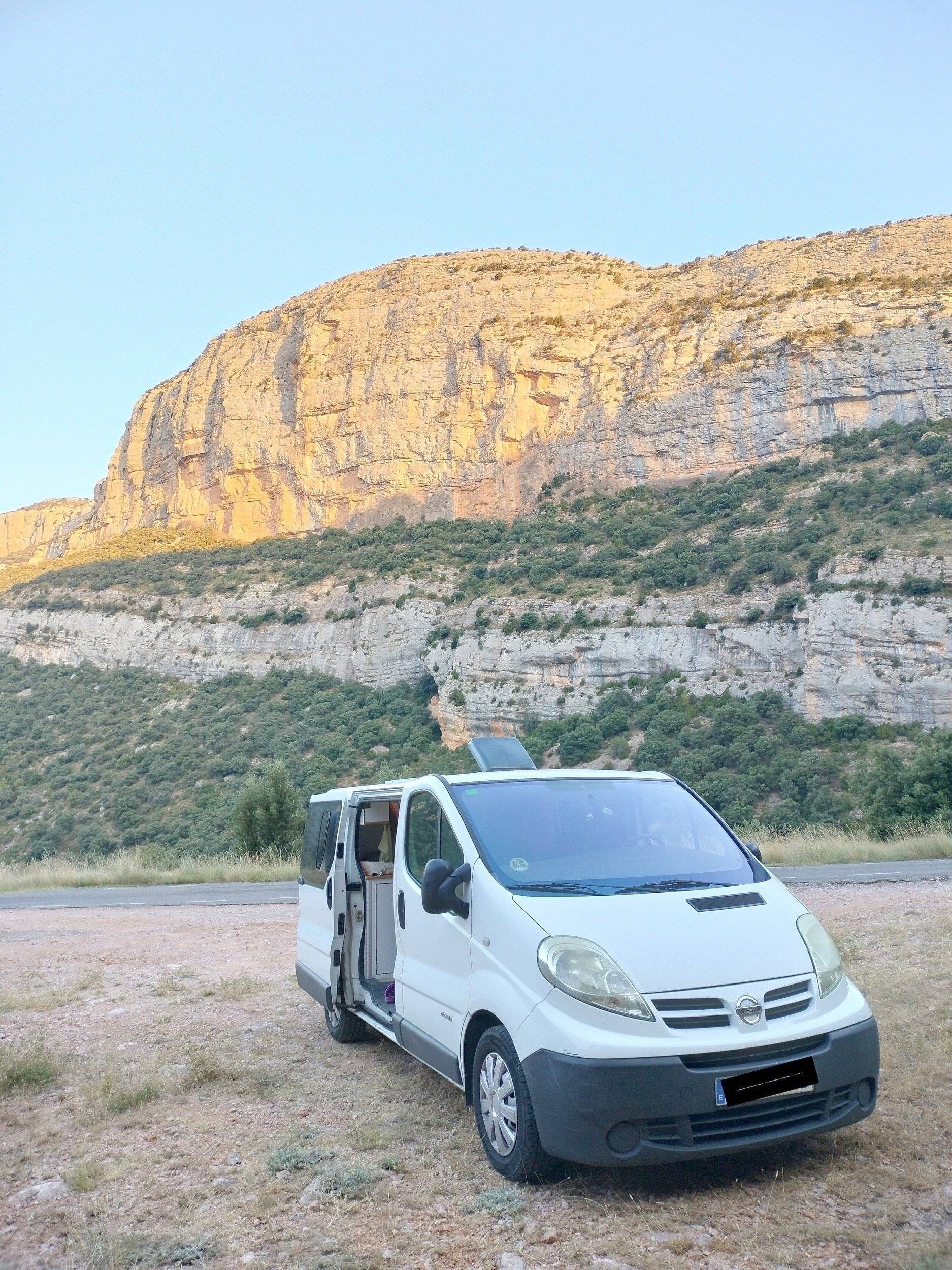 Front view from 3/4 Nissan Nissan Primastar - Yescapa