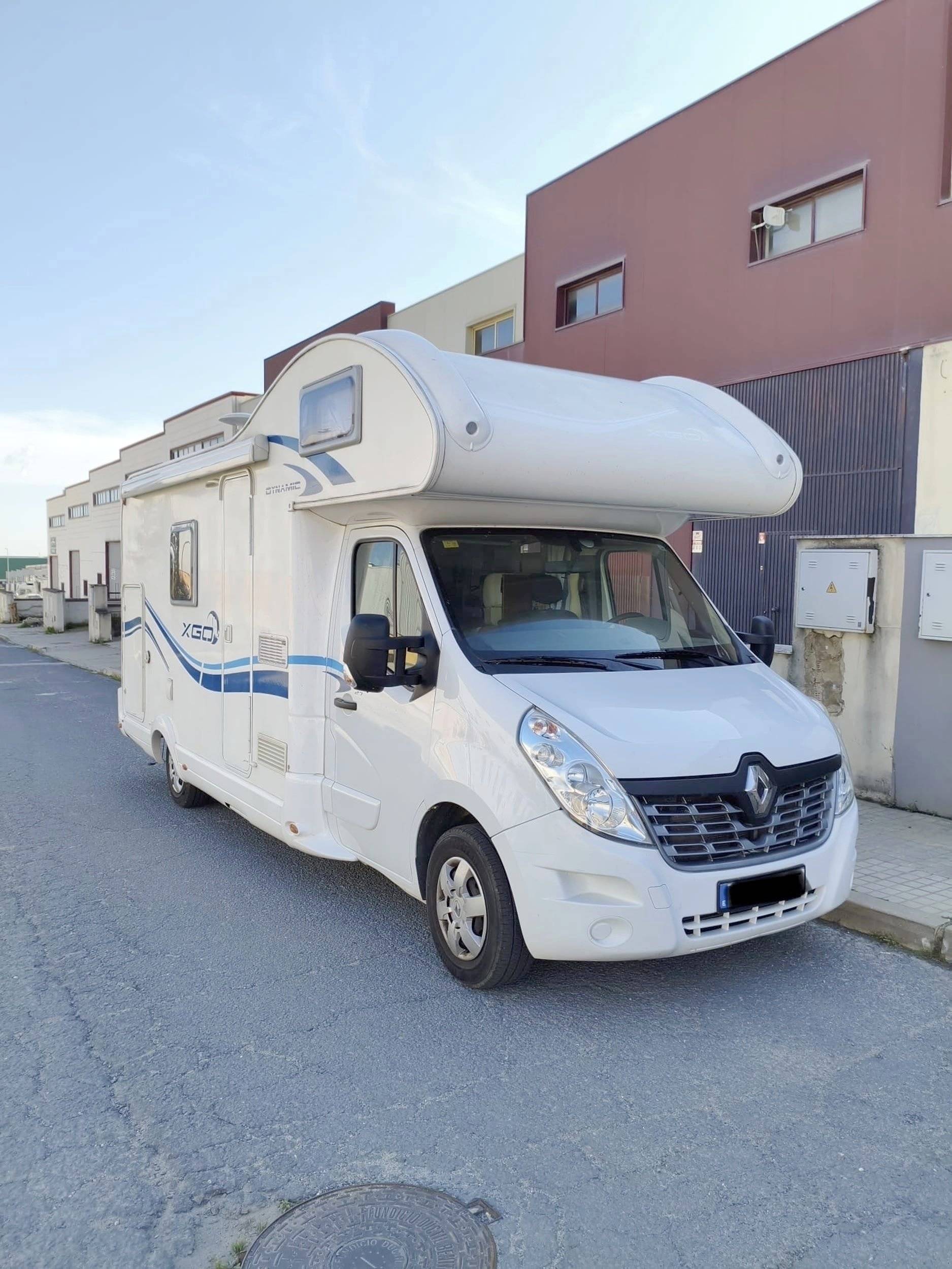 Vista frontale a ¾ Renault Master 2,3 l 150 ch - Yescapa