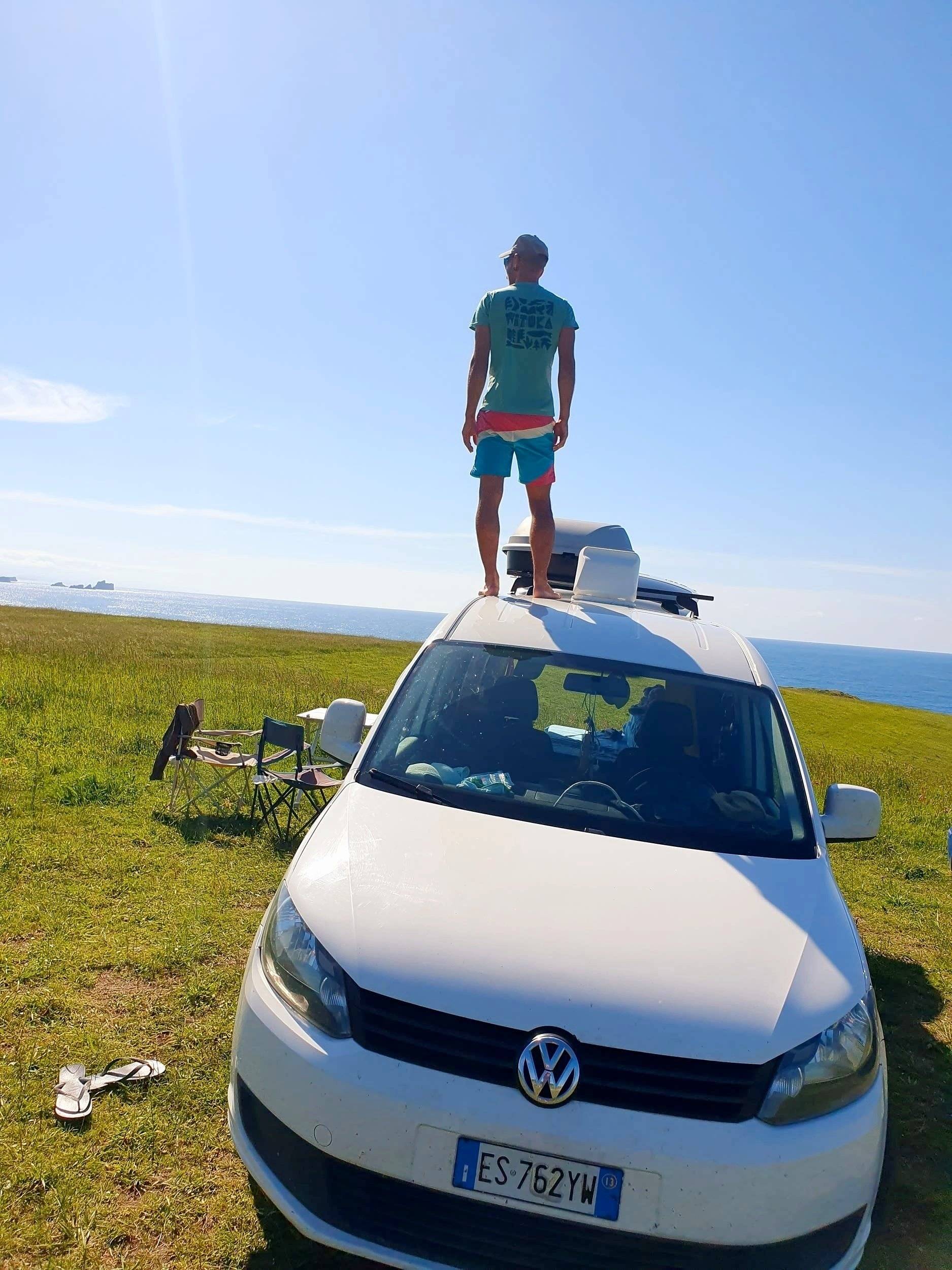 Vista frontale a ¾ Volkswagen Caddy 1,6 l 75 ch - Yescapa
