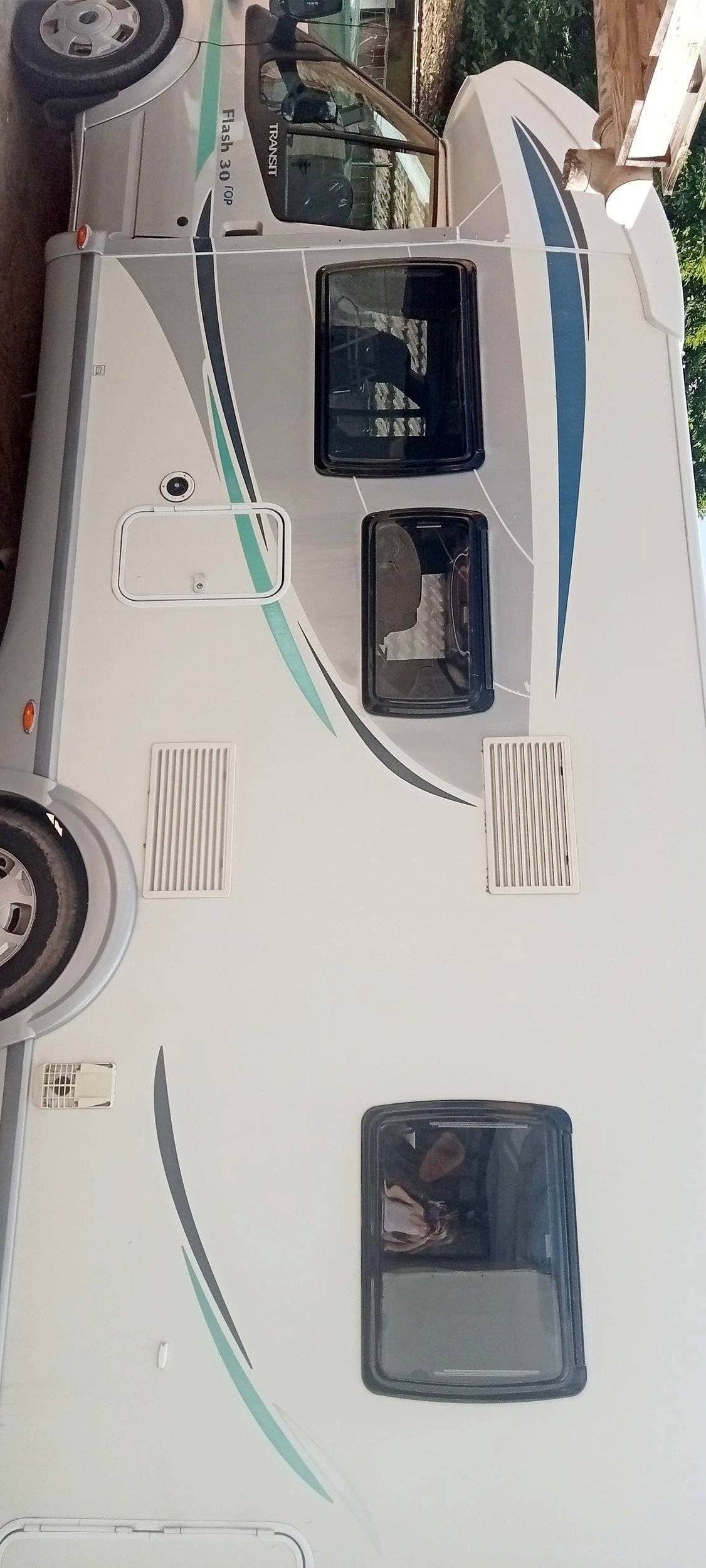 Vista de 3/4 Ford Transit 2,2 l 140 ch - Yescapa