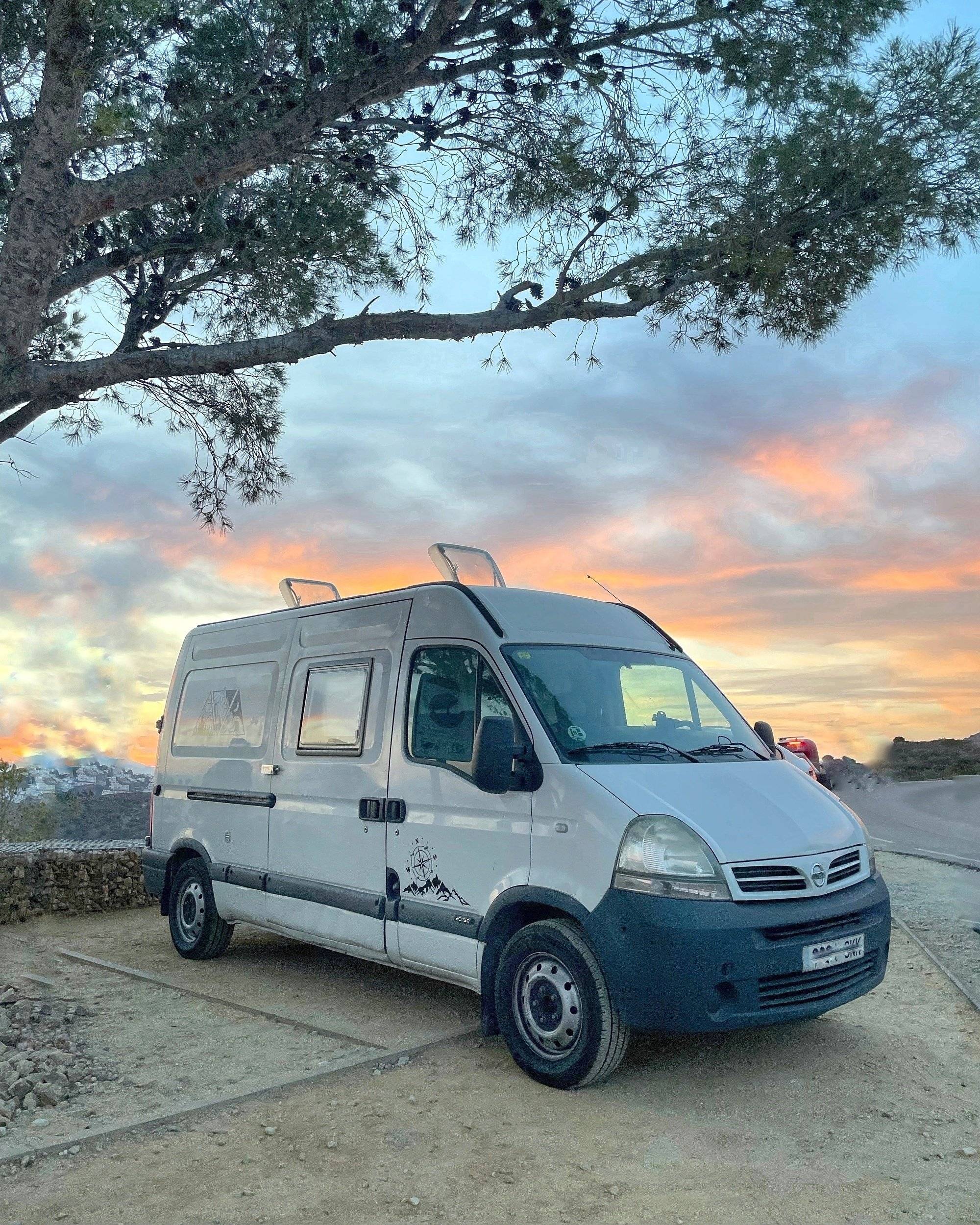 Vista frontale a ¾ Nissan - Yescapa