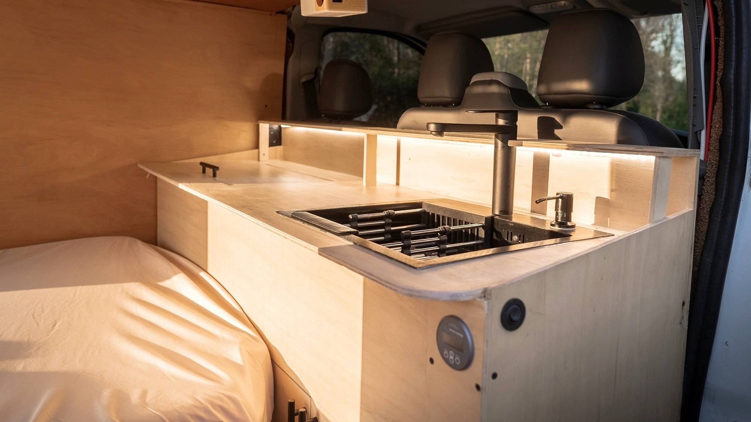 Vue avant de 3/4 Renault Trafic 2 l 115 ch - Yescapa