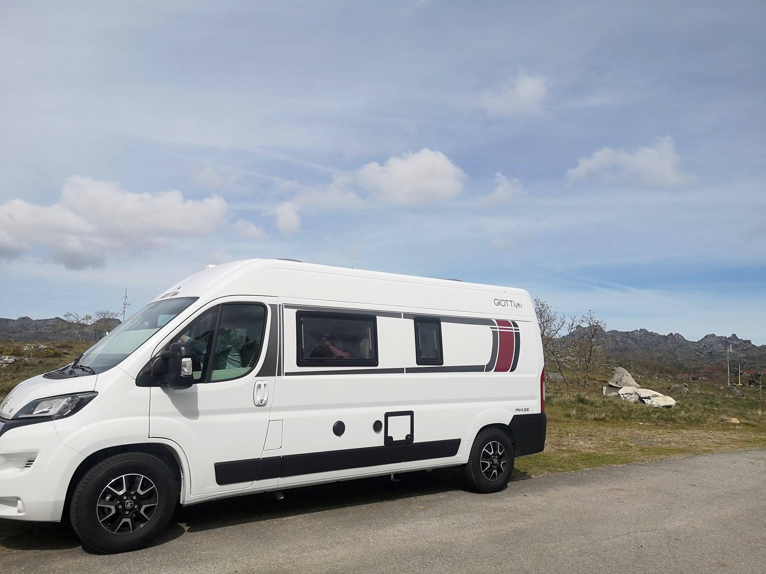 Vue avant de 3/4 Peugeot Peugeot - Yescapa