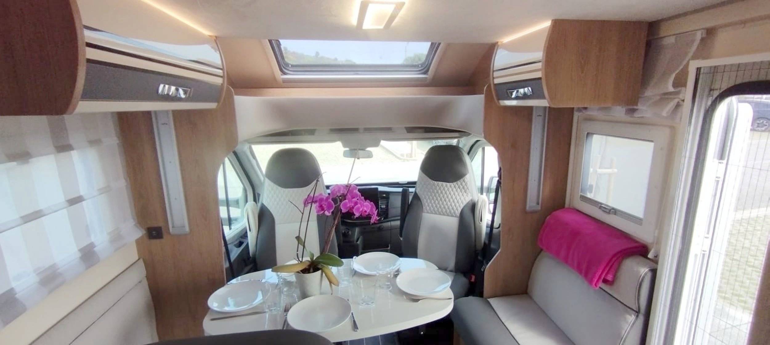 Dining Area Ford 165cv automatique - Yescapa