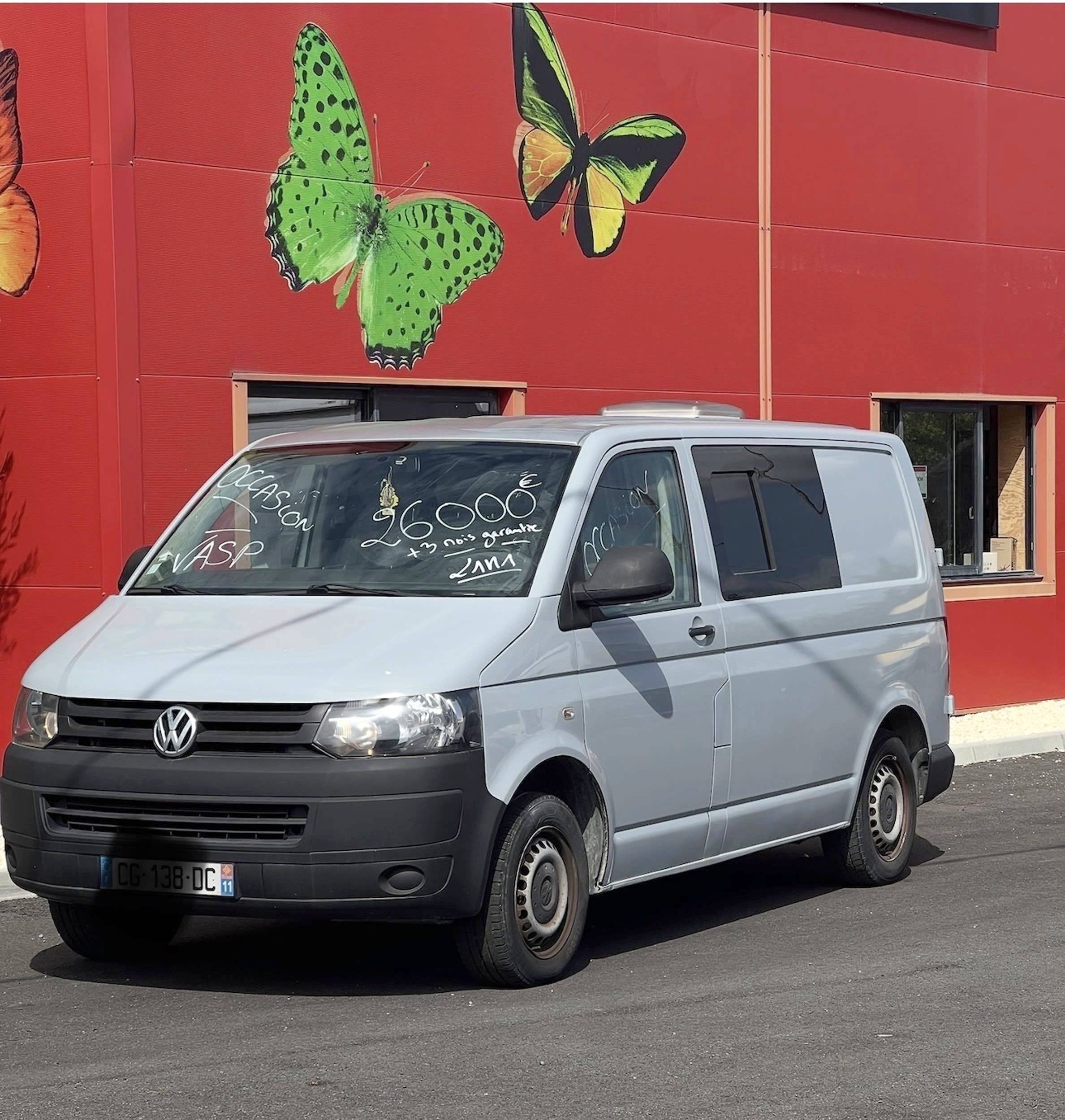 Vista del vehículo ángulo delantero Volkswagen T5 2 l 102 ch - Yescapa