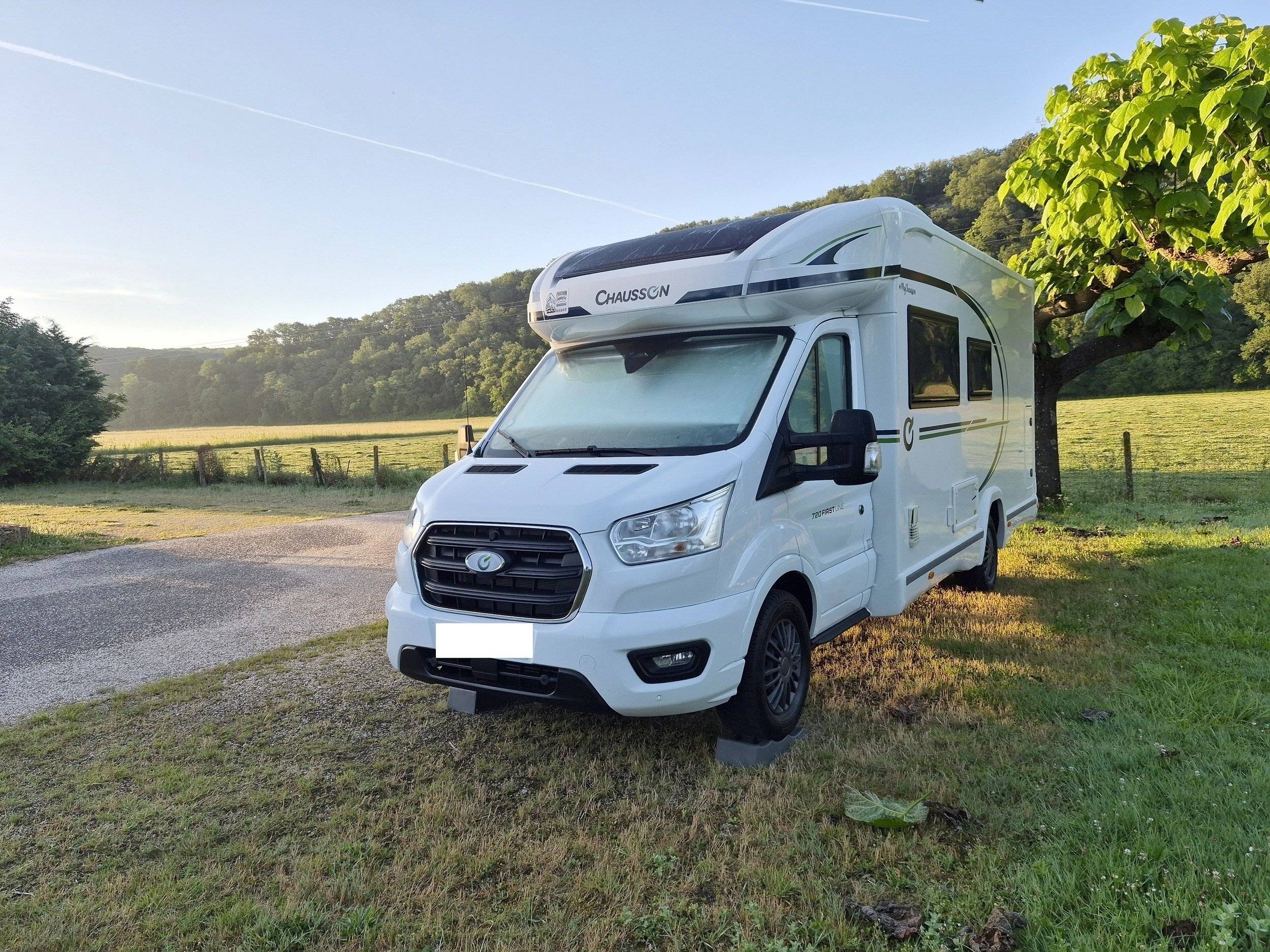 Front view from 3/4 Ford Transit 2,2 l TDCi 130 ch. - Yescapa
