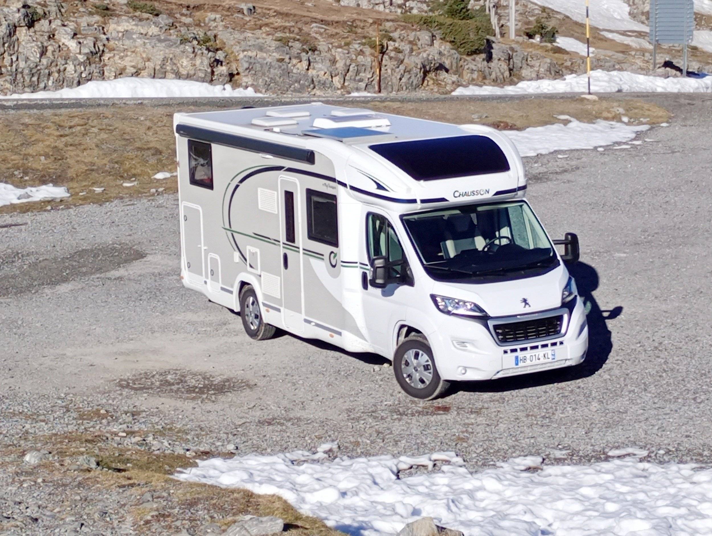 Front view from 3/4 Peugeot Peugeot boxer - Yescapa