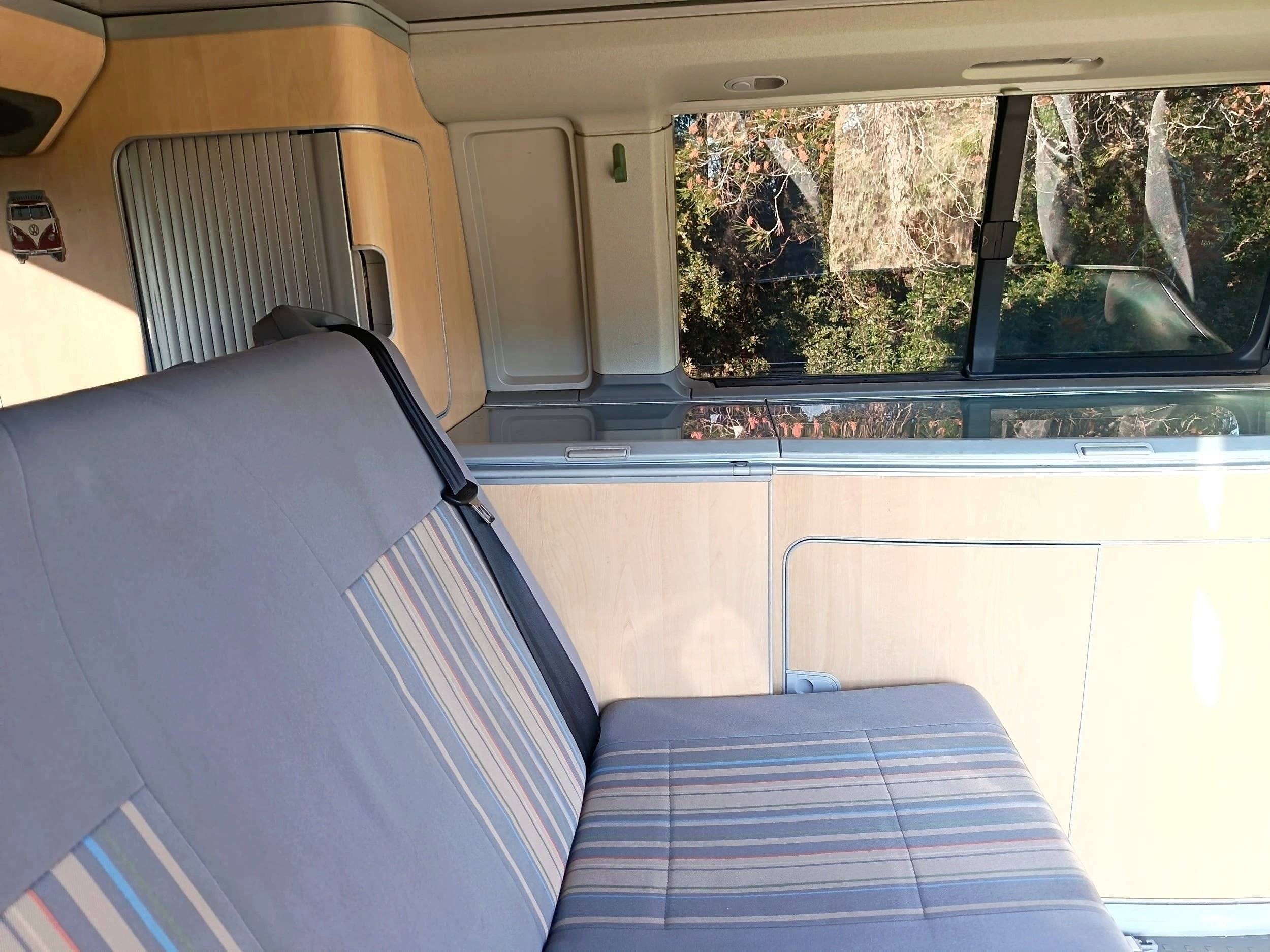 Coin repas Volkswagen T5 1,9 l 102 ch - Yescapa