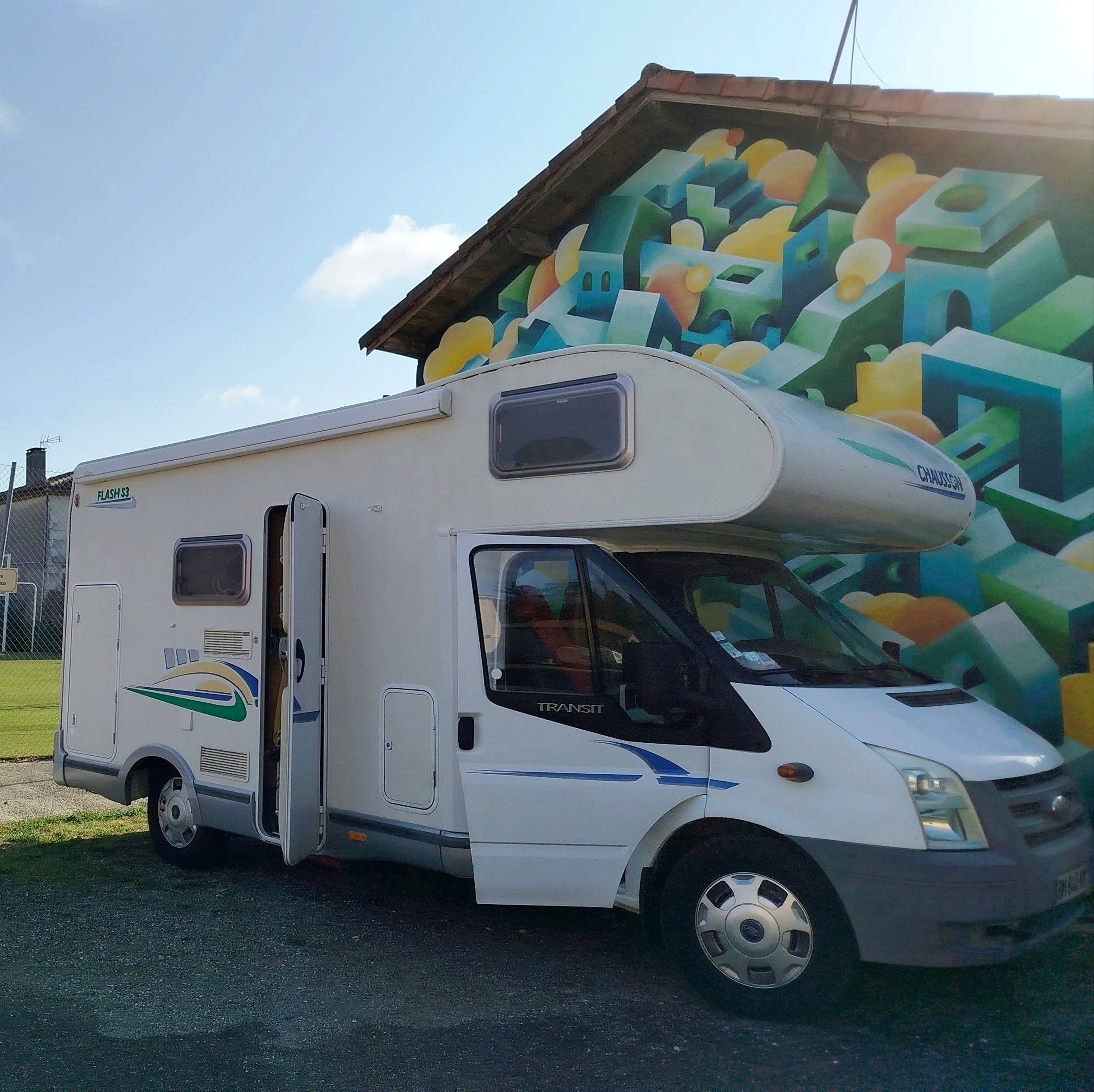 Front view from 3/4 Ford Transit 2,2 l 140 ch - Yescapa