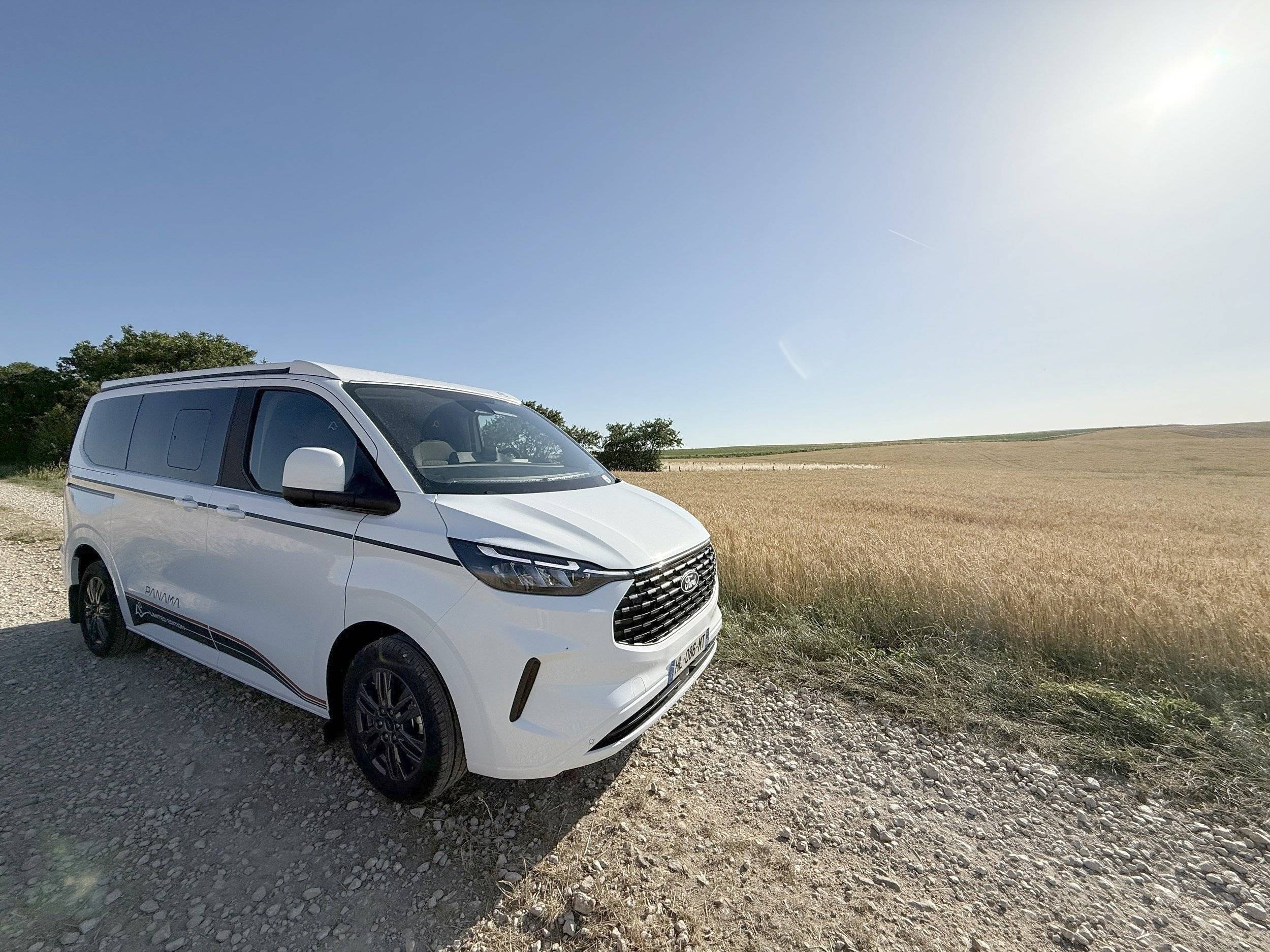 Front view from 3/4 Ford Transit 2,2 l 140 ch - Yescapa