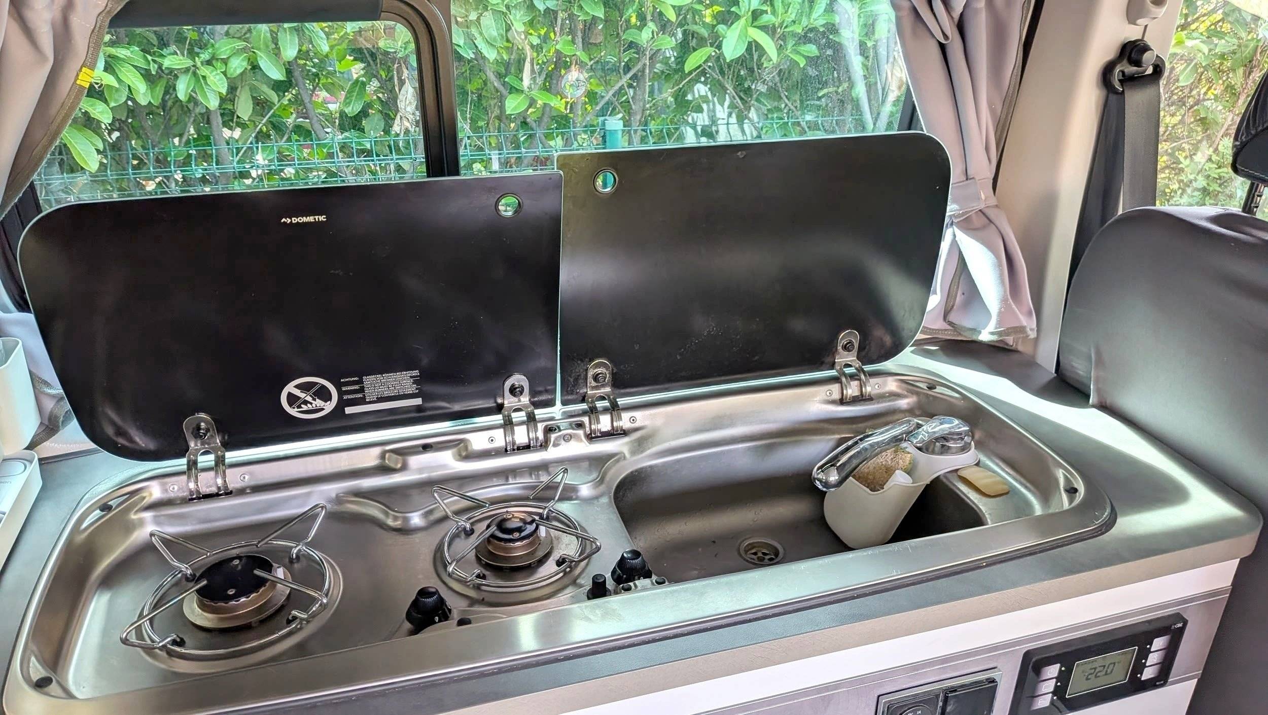 Dining Area Renault Trafic 1,6 l 140 ch - Yescapa