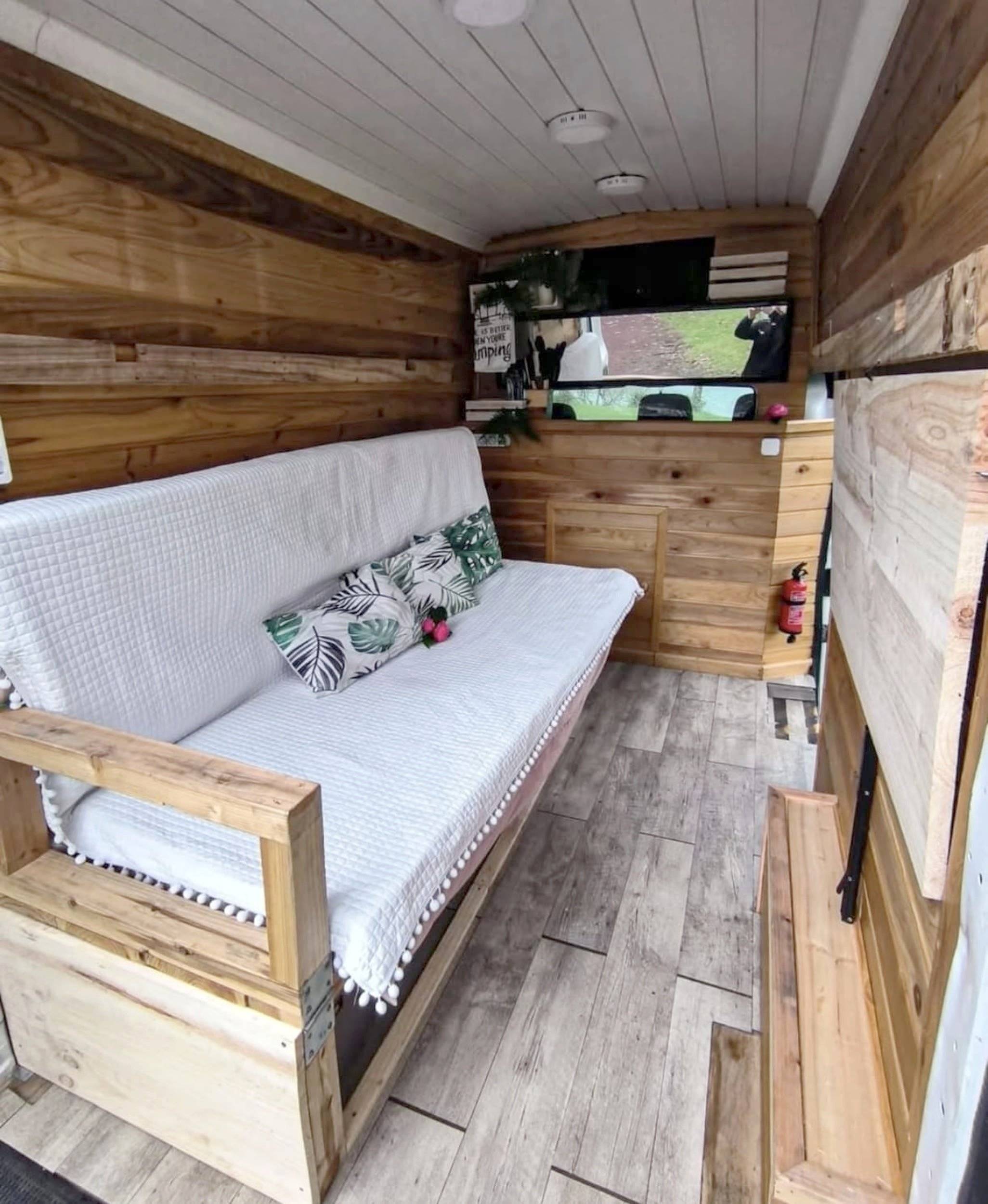 Berth Nissan Primastar - Yescapa