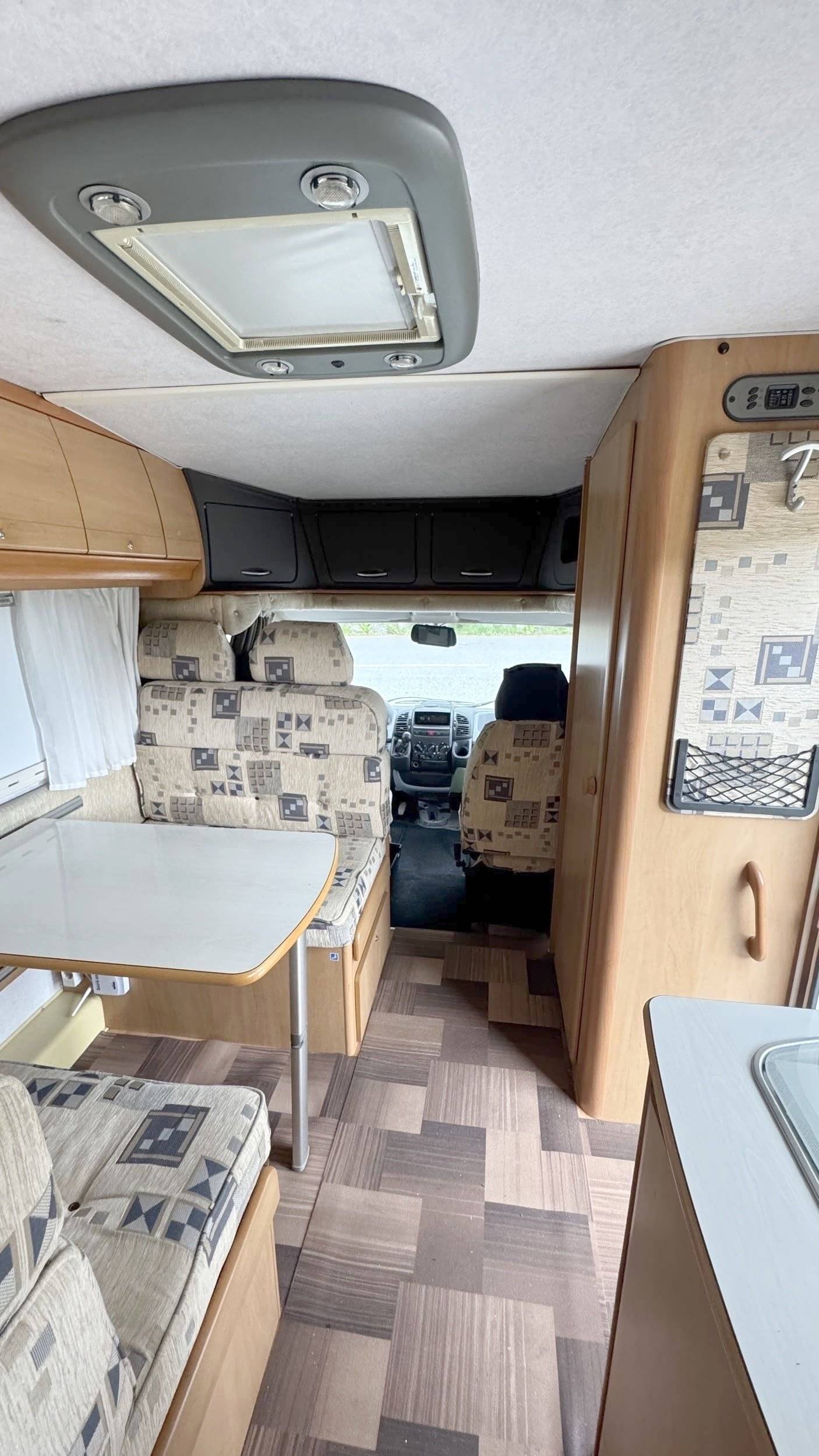 Dining Area Fiat Ducato 2.8 JTD - Yescapa