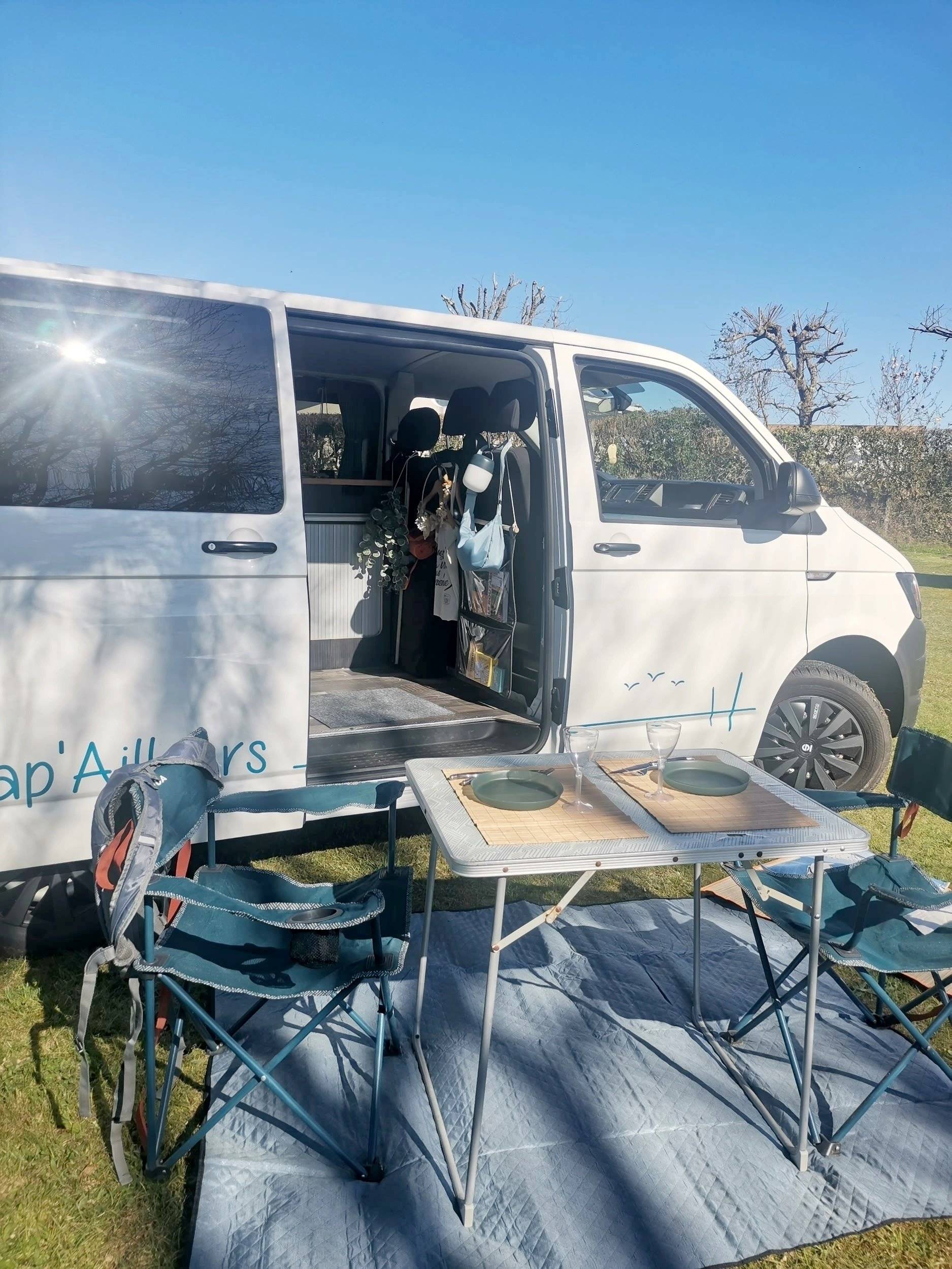 Front view from 3/4 Volkswagen T6 2 l 102 ch - Yescapa