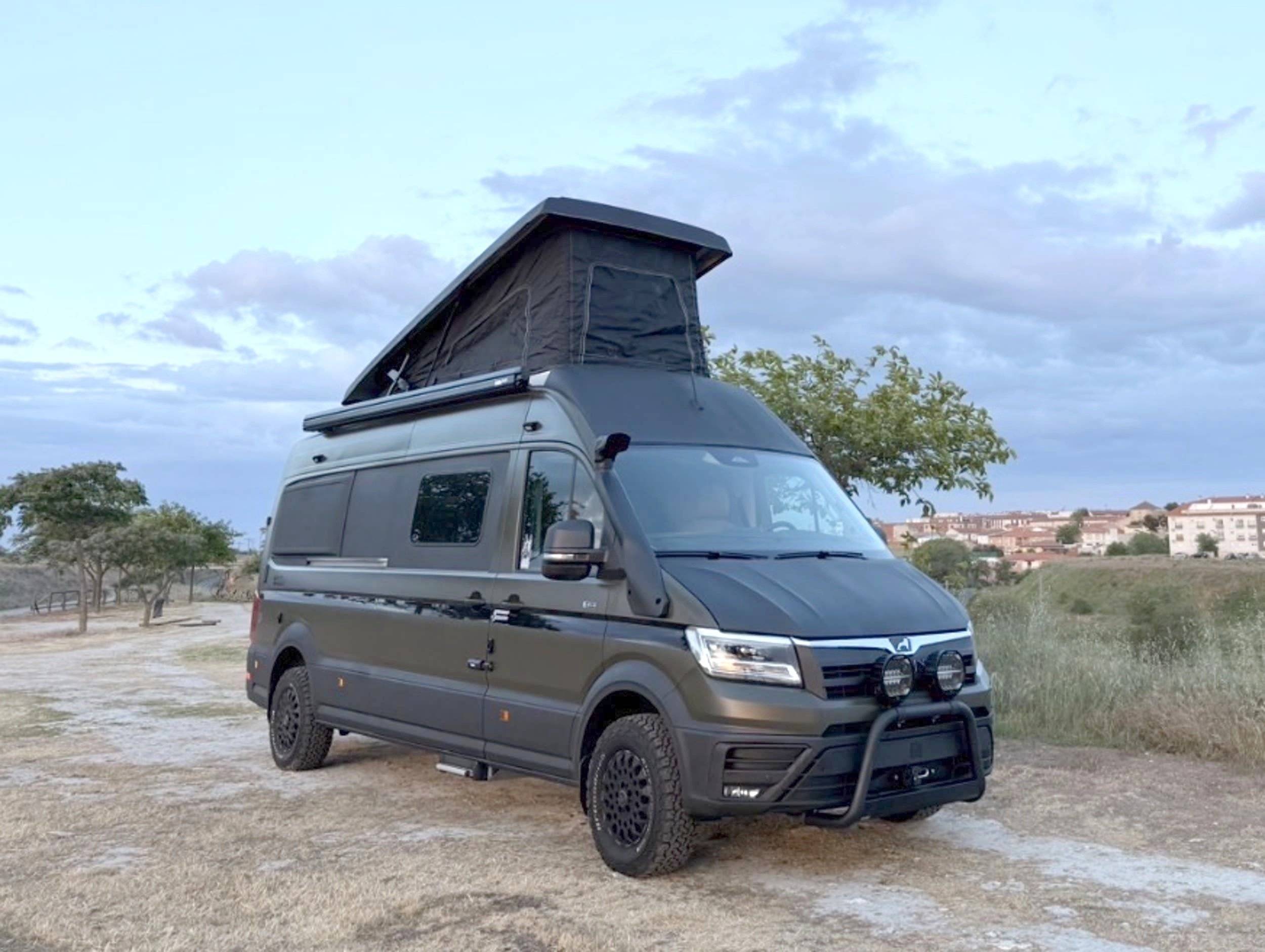 Vista del vehículo ángulo delantero Volkswagen VOLKSWAGEN CRAFTER - Yescapa