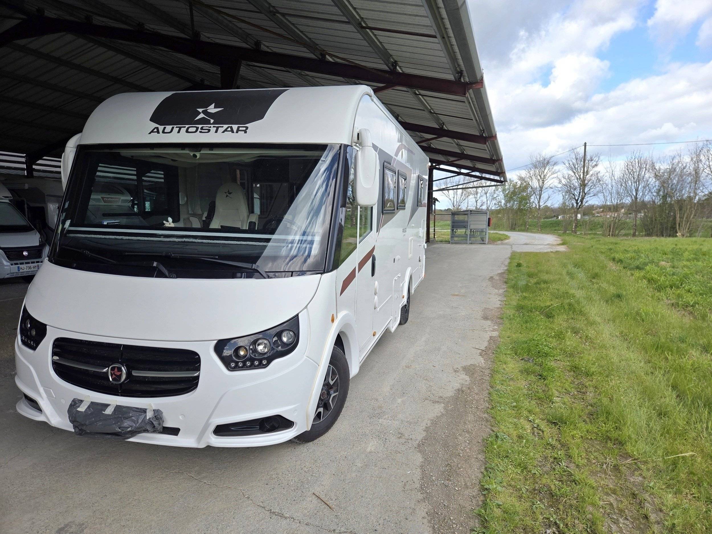 schräge Vorderansicht Fiat 140 ch BVA - Yescapa