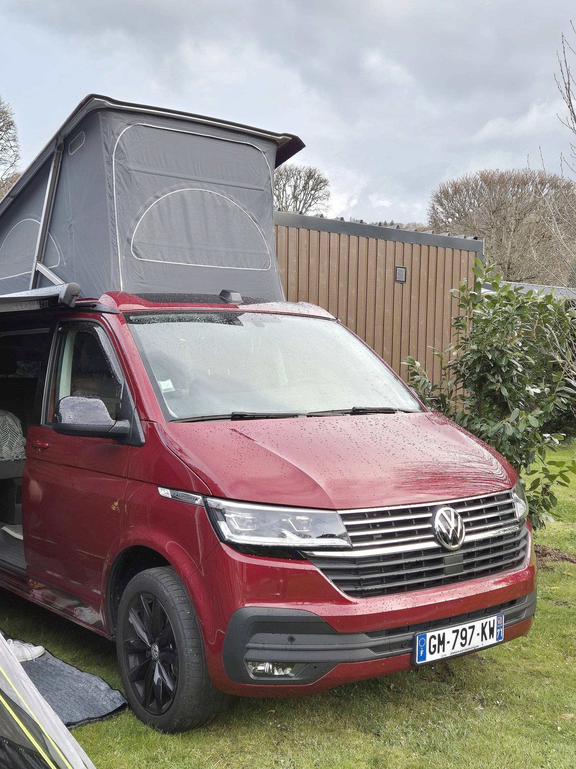 Vista frontale a ¾ Volkswagen VOLKSWAGEN CALIFORNIA - Yescapa