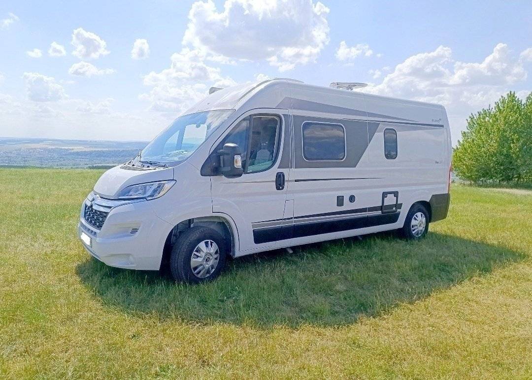 schräge Vorderansicht Citroën 2.2L 140CV - Yescapa