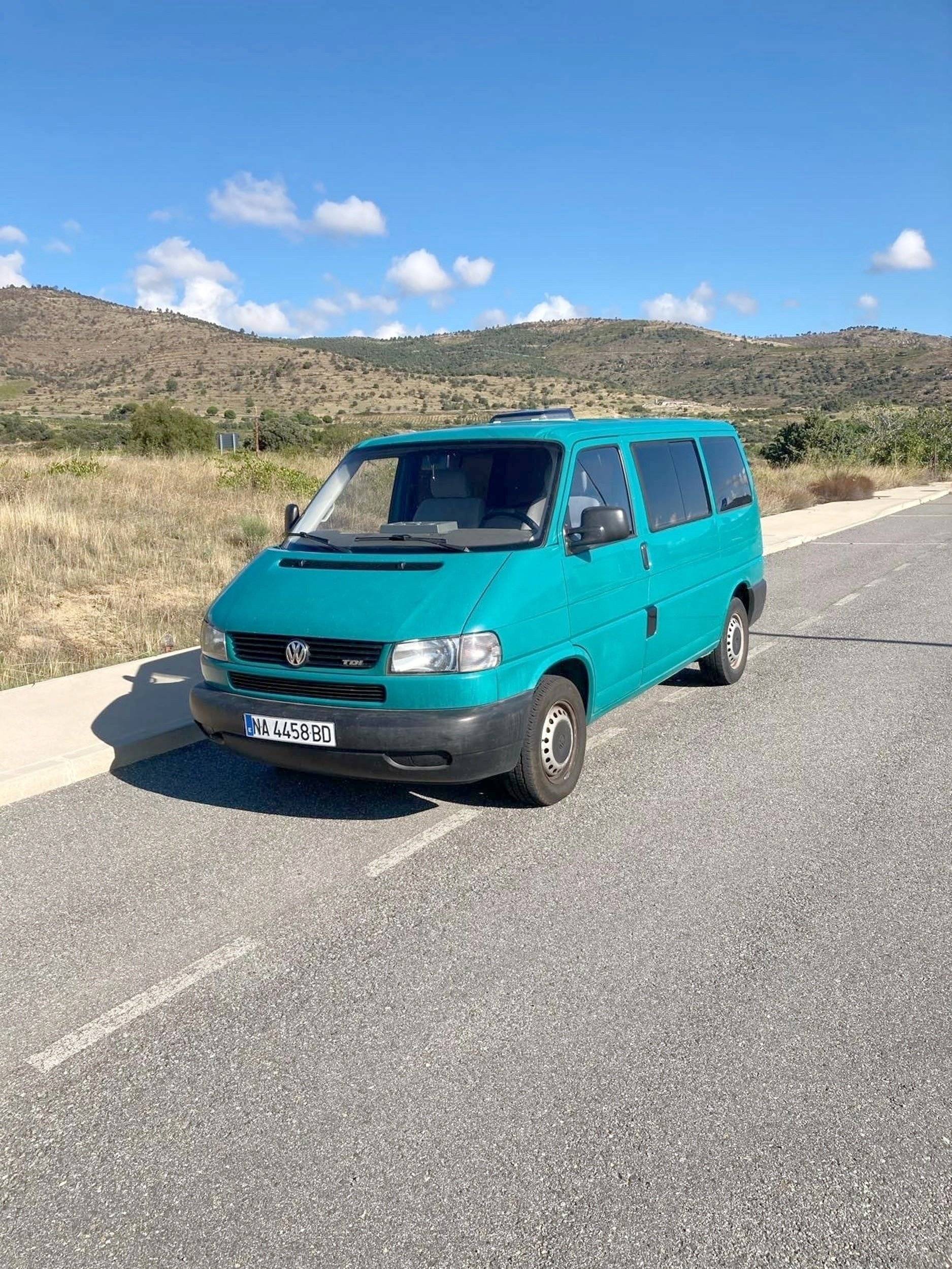 Vista del vehículo ángulo delantero Volkswagen T4, 2,5 TDI - Yescapa