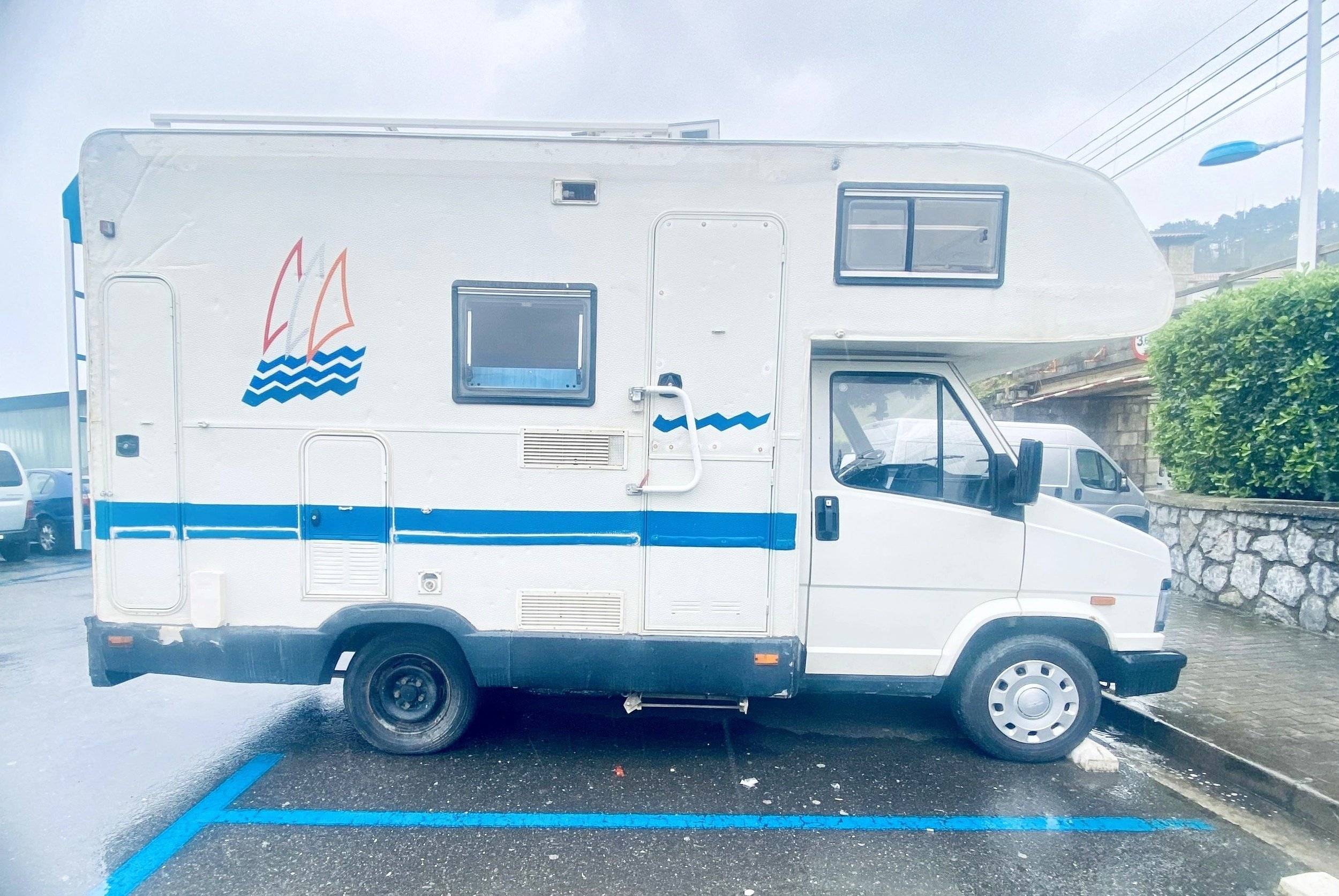 Vista del vehículo ángulo delantero Fiat - Yescapa