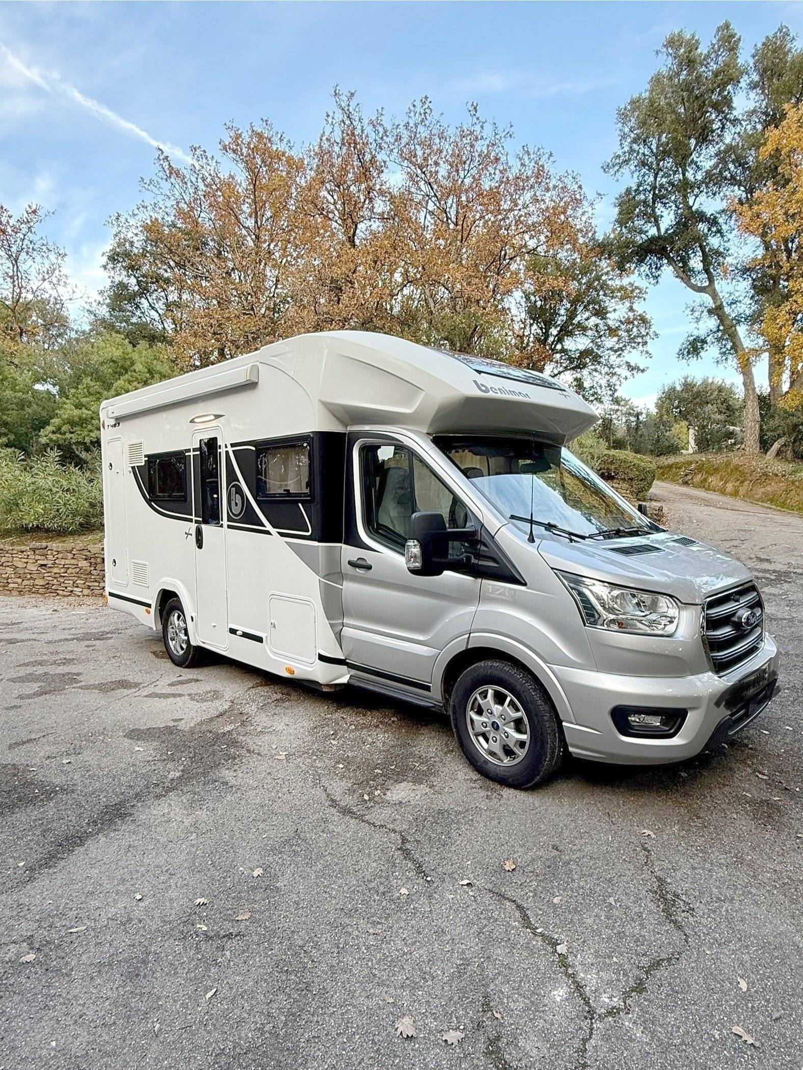 Vista frontale a ¾ Ford - Yescapa