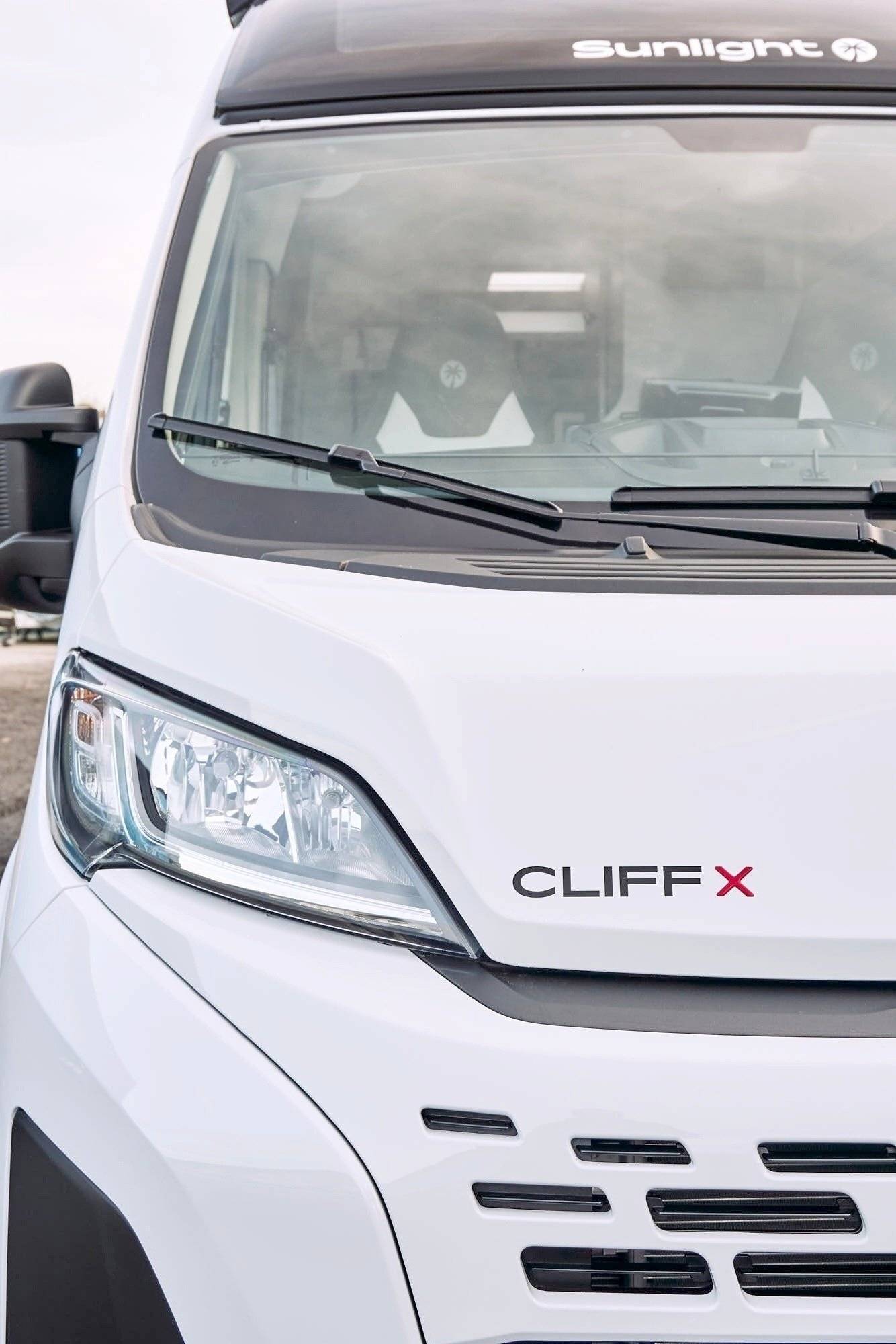 Sunlight Cliff 600 X