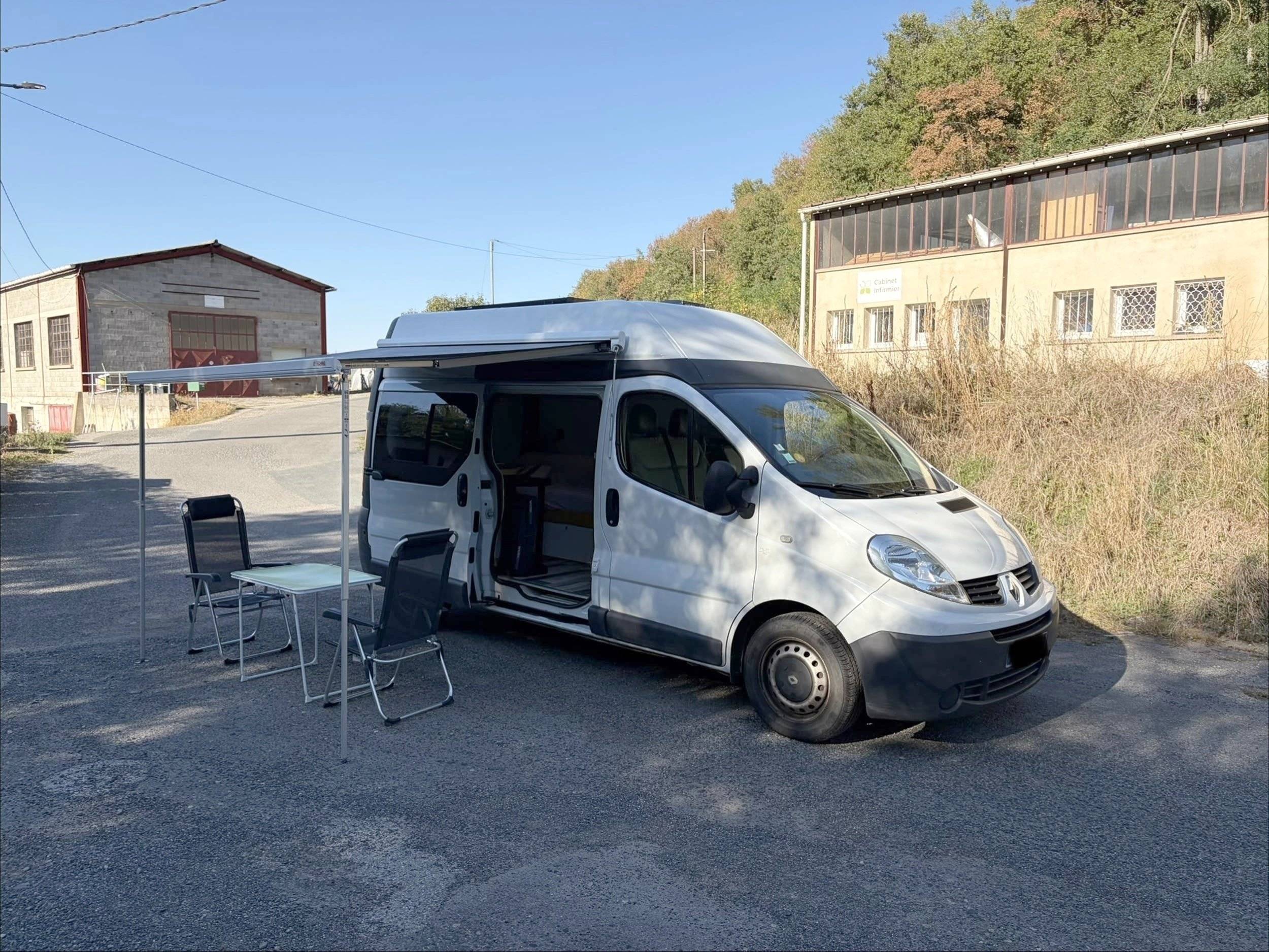 Front view from 3/4 Renault Trafic 2,0 l dCi 120 ch. - Yescapa
