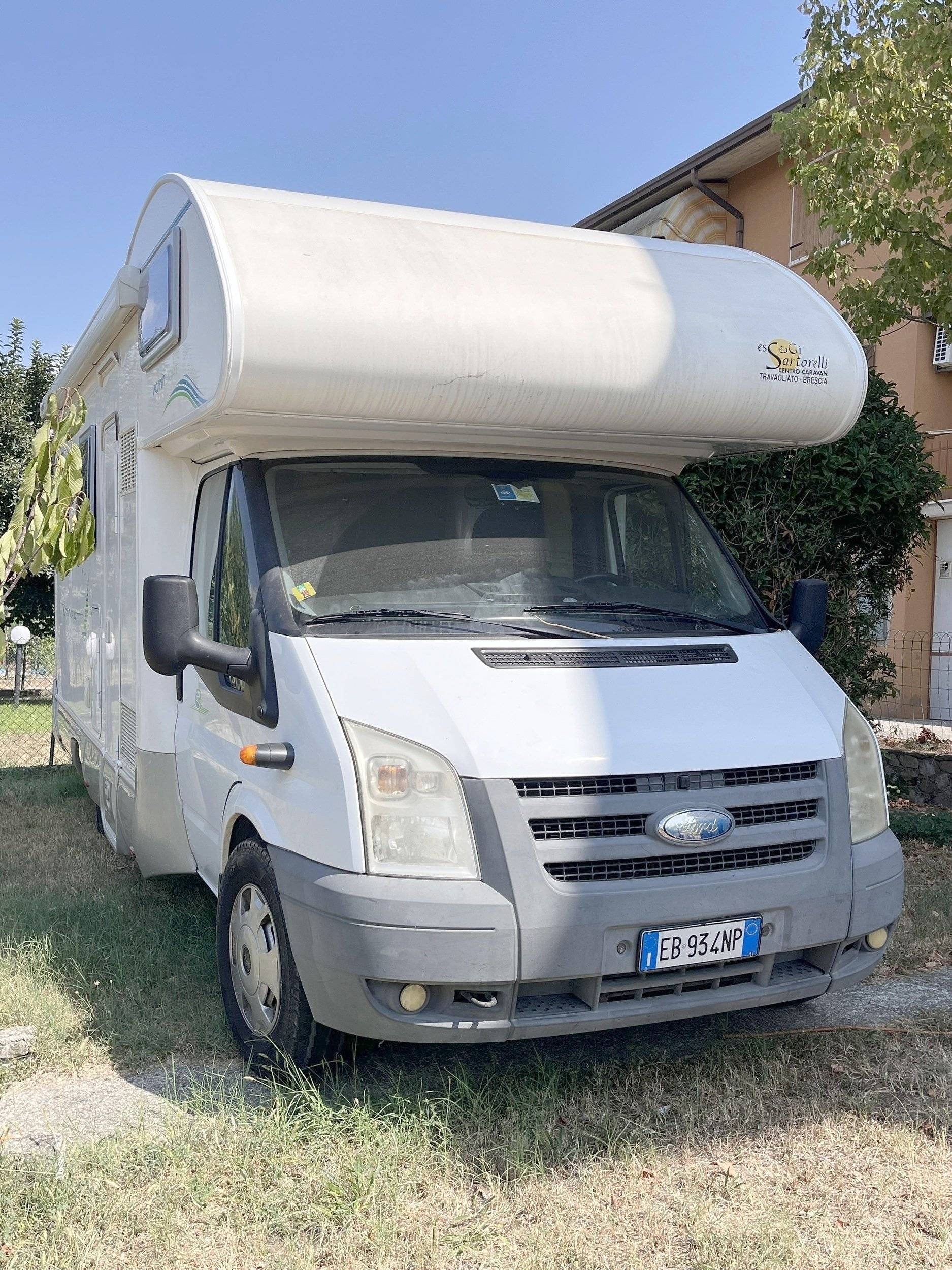Front view from 3/4 Ford Transit 2,2 - Yescapa
