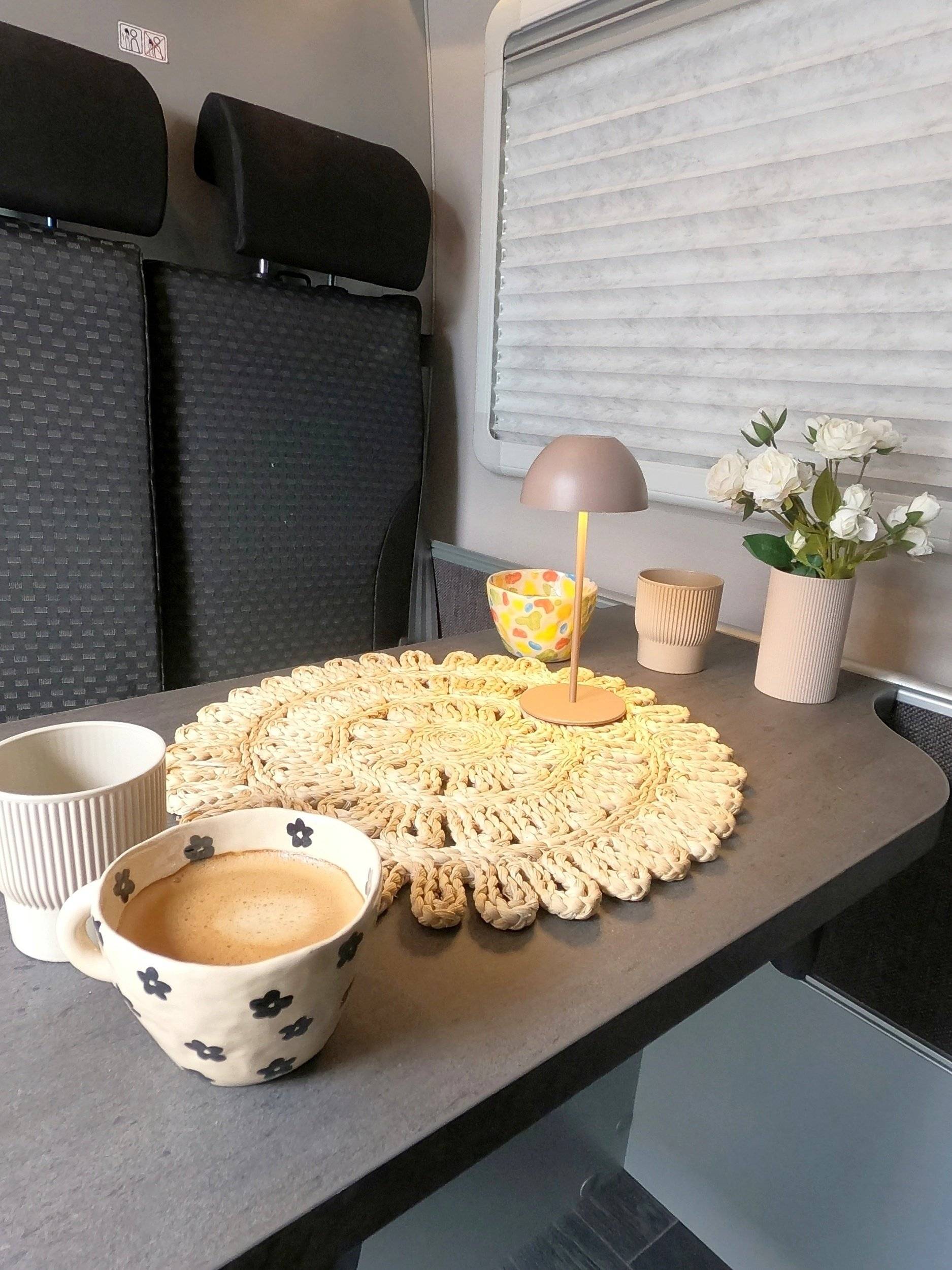 Dining Area Ford Ford Transit 2.0tcdi 170hp - Yescapa