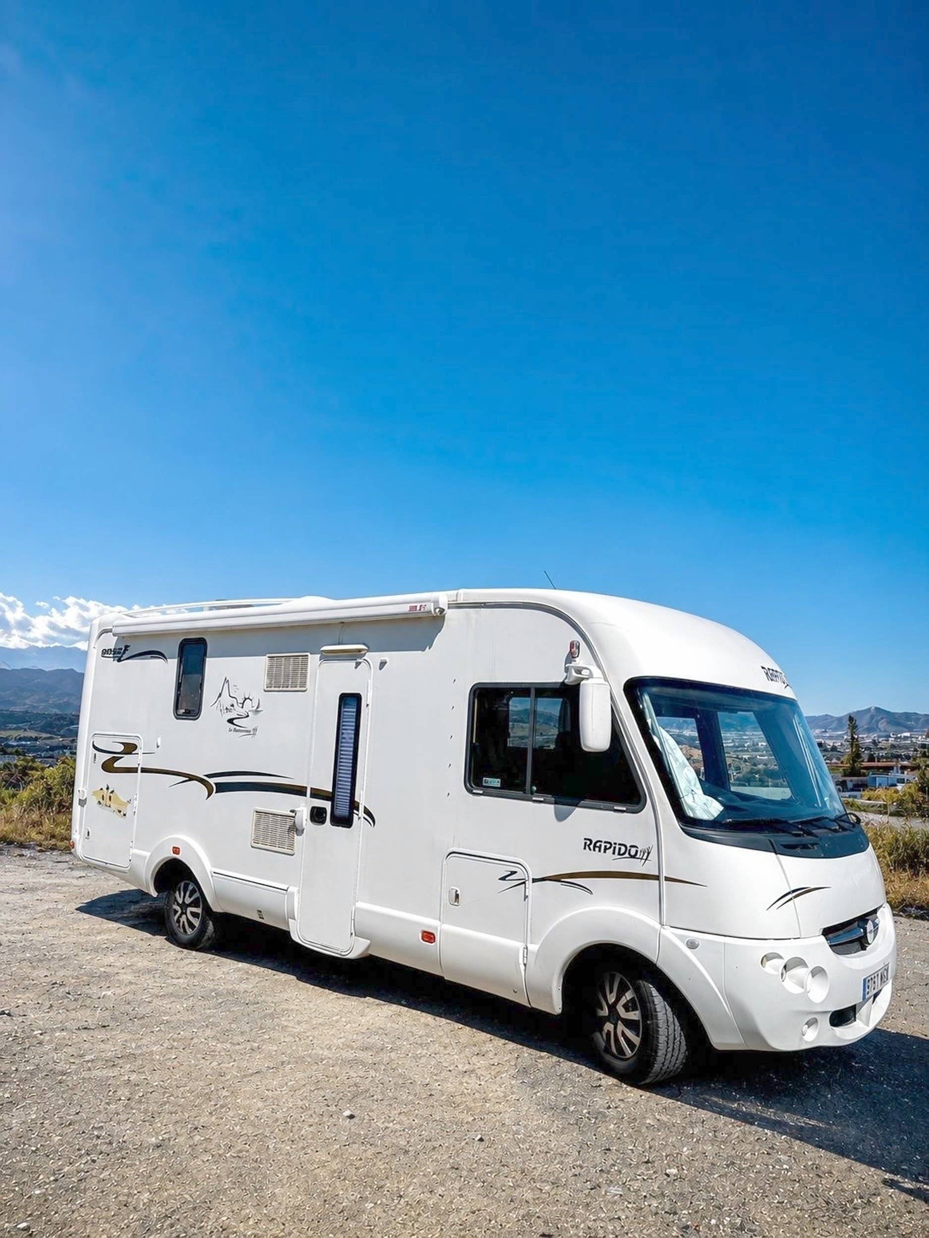 Vue avant de 3/4 Fiat PILOTE P 746 Fc Essentiel Ducato 35L 2L3 Mjet 140 Euro 6D diesel - Yescapa