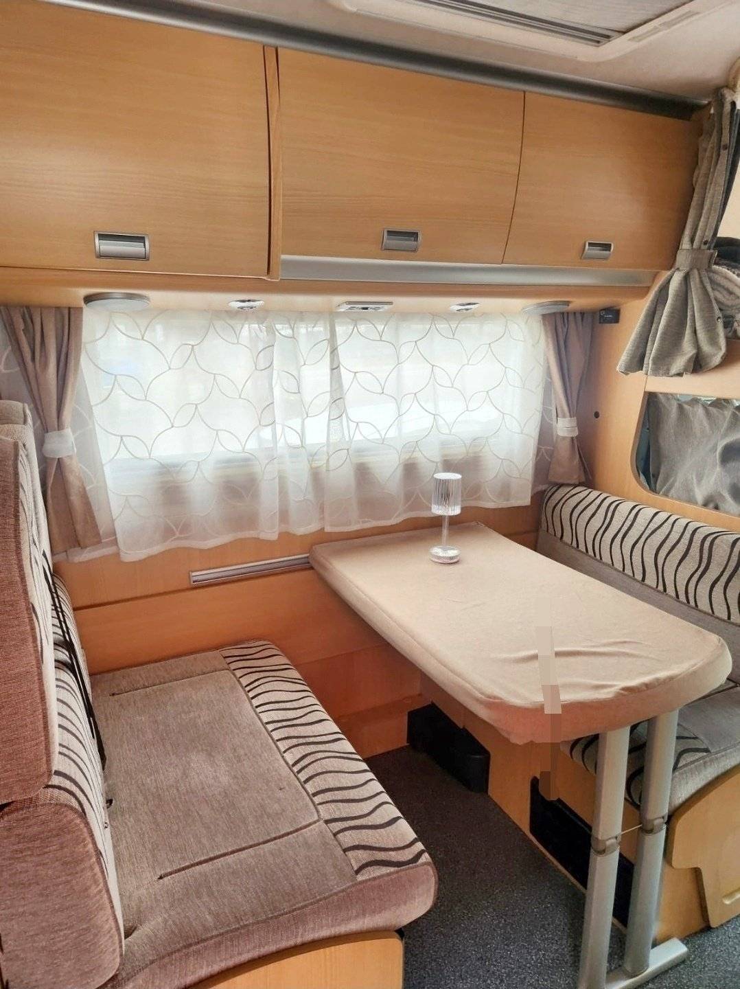 Área de jantar Iveco - Yescapa