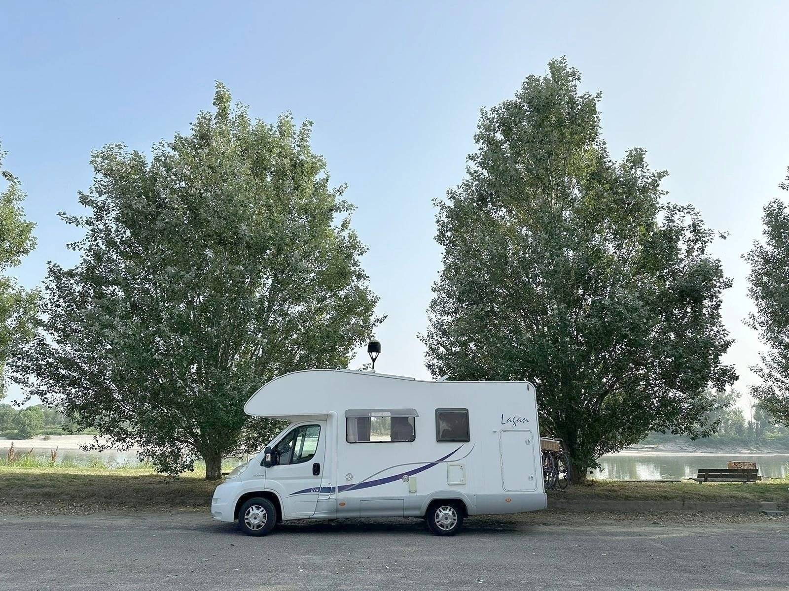 Vue avant de 3/4 Fiat - Yescapa