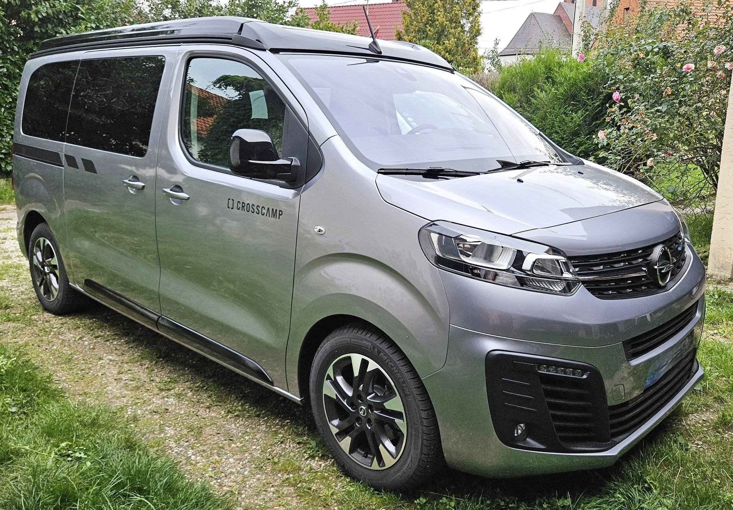 Front view from 3/4 Opel Zafira life - Yescapa