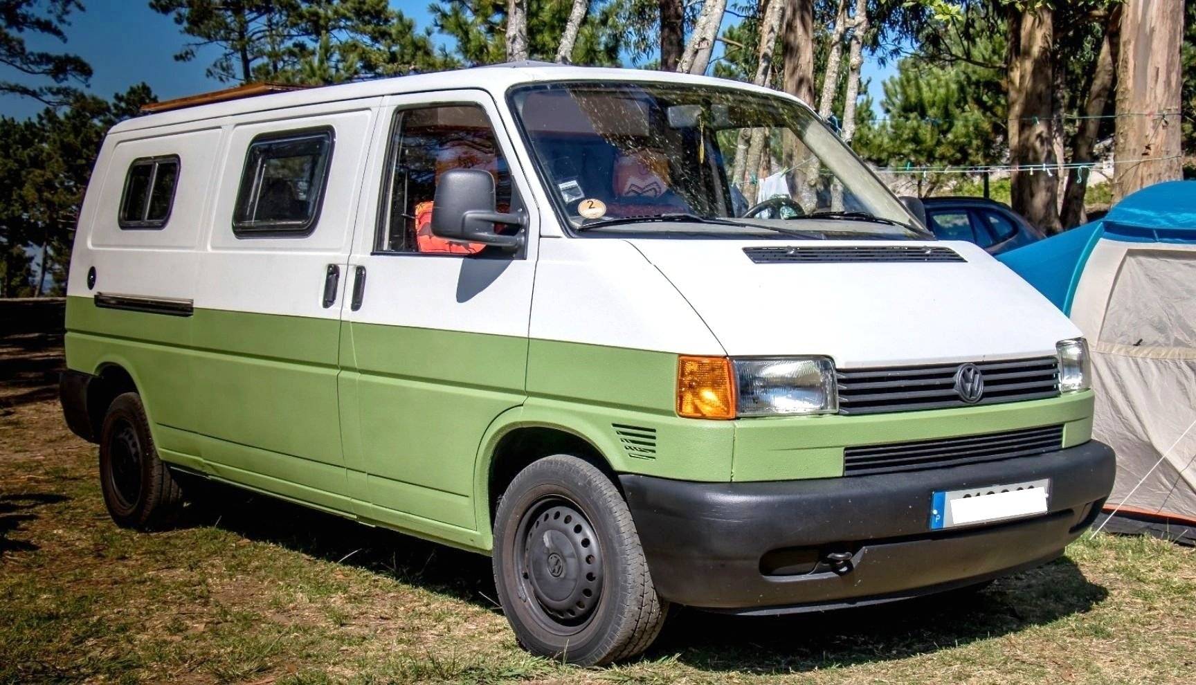 schräge Vorderansicht Volkswagen Volkswagen Transporter - Yescapa
