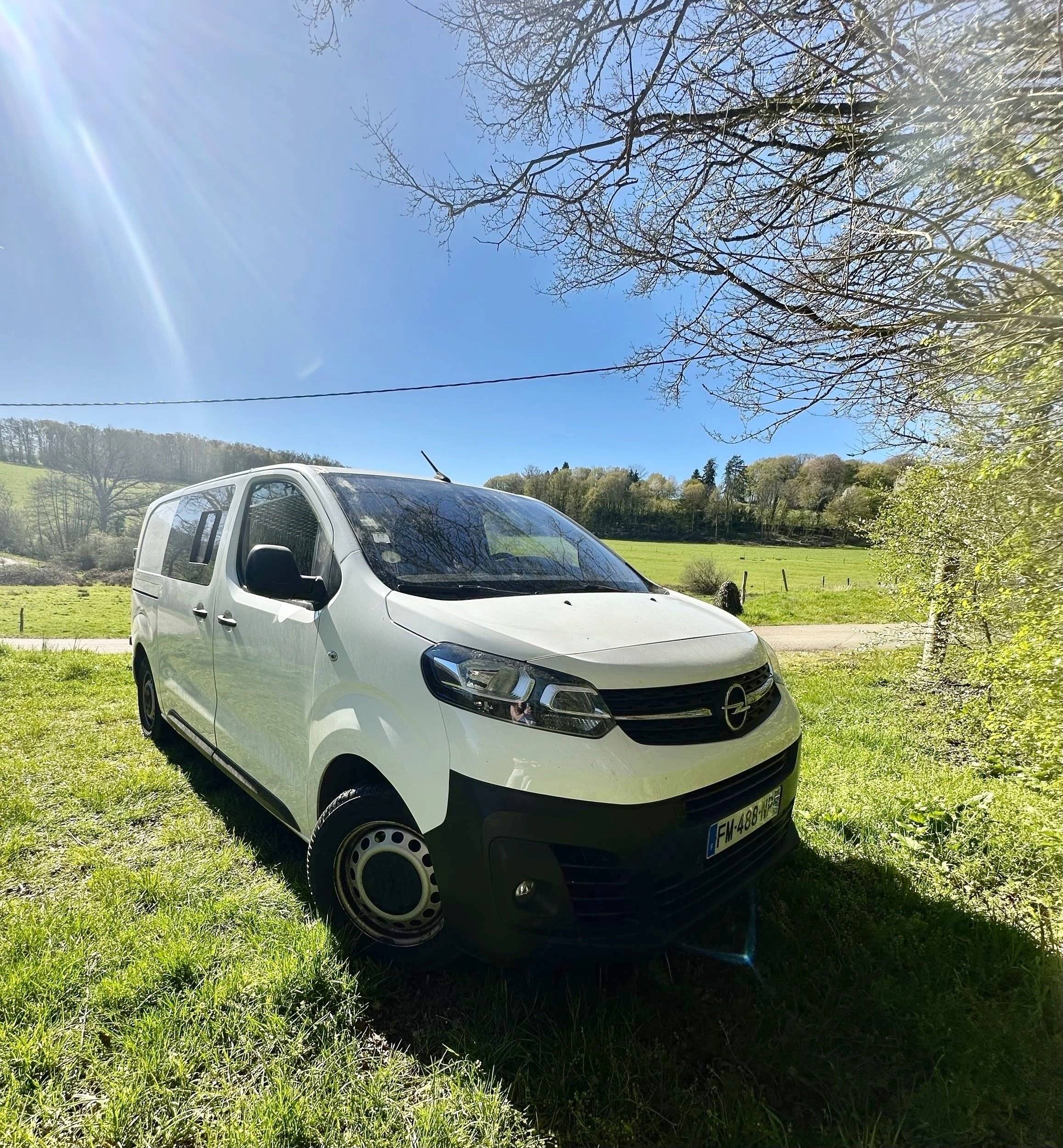 Vista del vehicle angle davanter Opel Vivaro - Yescapa