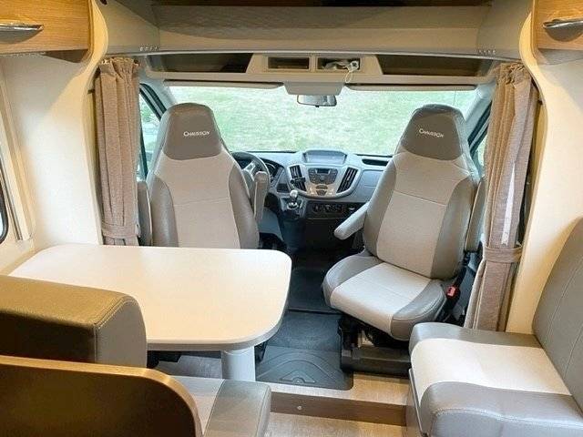 Dining Area Ford Transit 2,2 l 140 ch - Yescapa