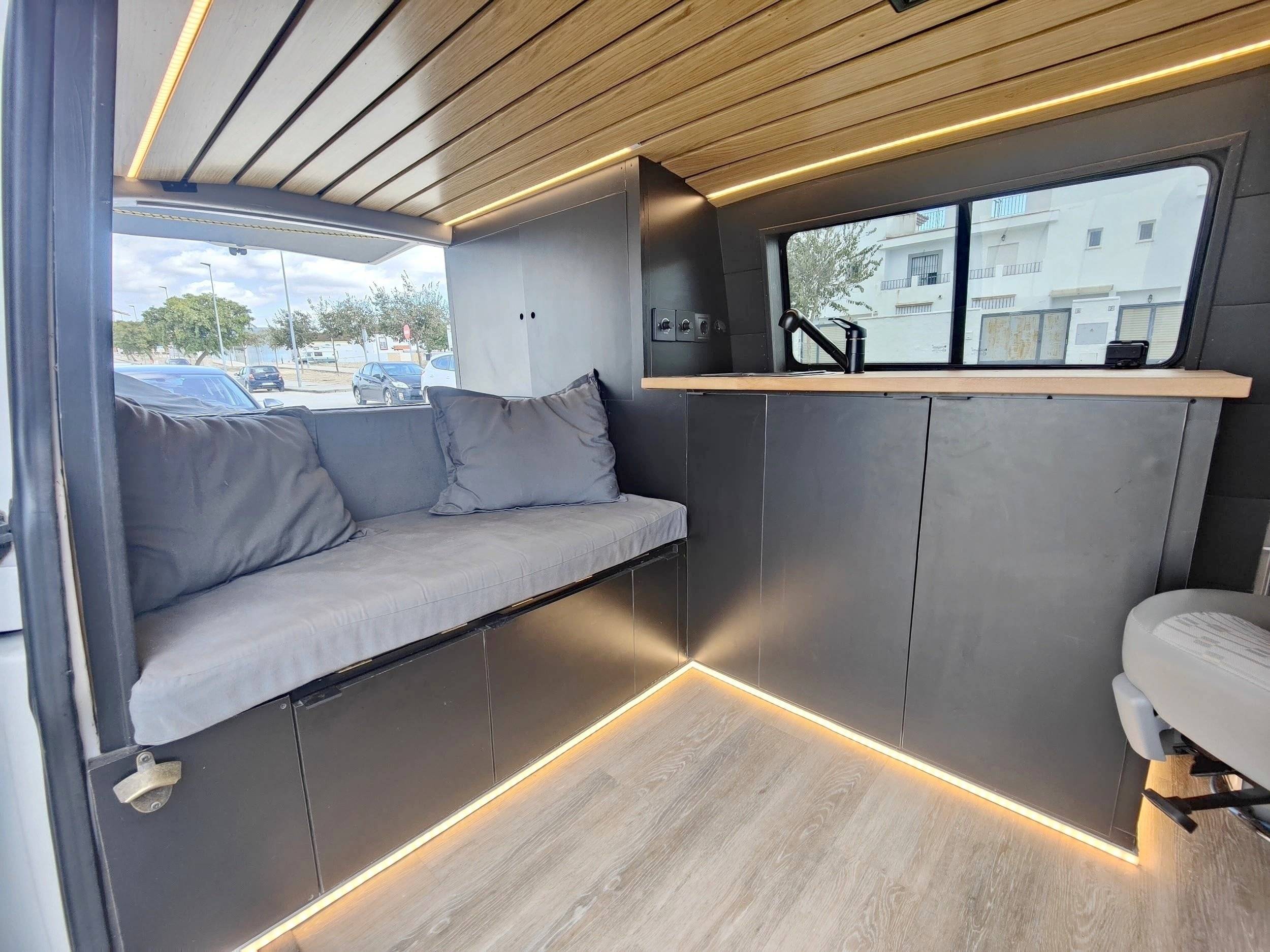 Coin repas Volkswagen T5 TDI 104 ch - Yescapa