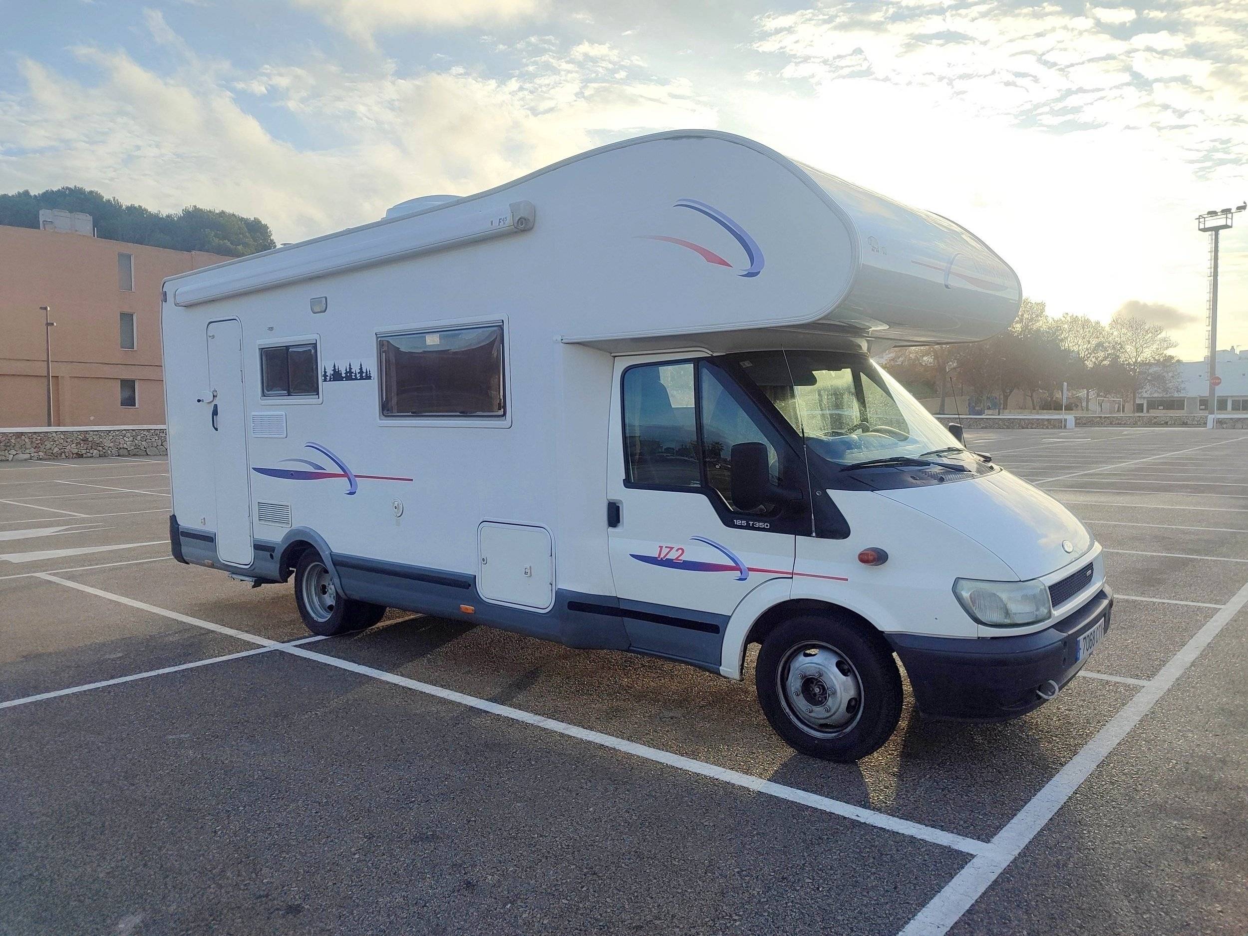 Vista frontale a ¾ Ford - Yescapa