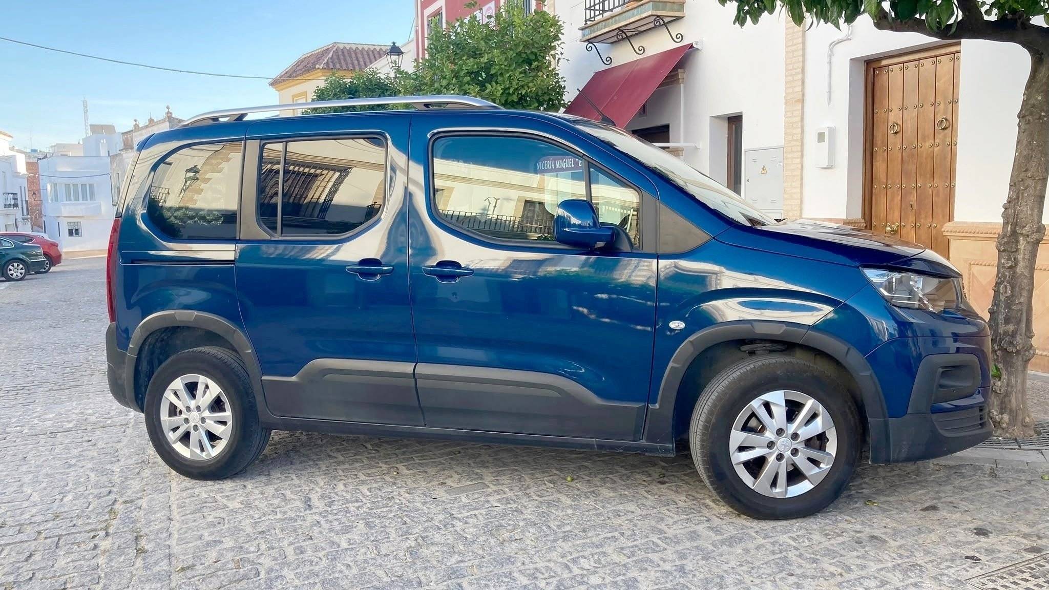 Vista del vehículo ángulo delantero Peugeot Peugeot Rifer - Yescapa