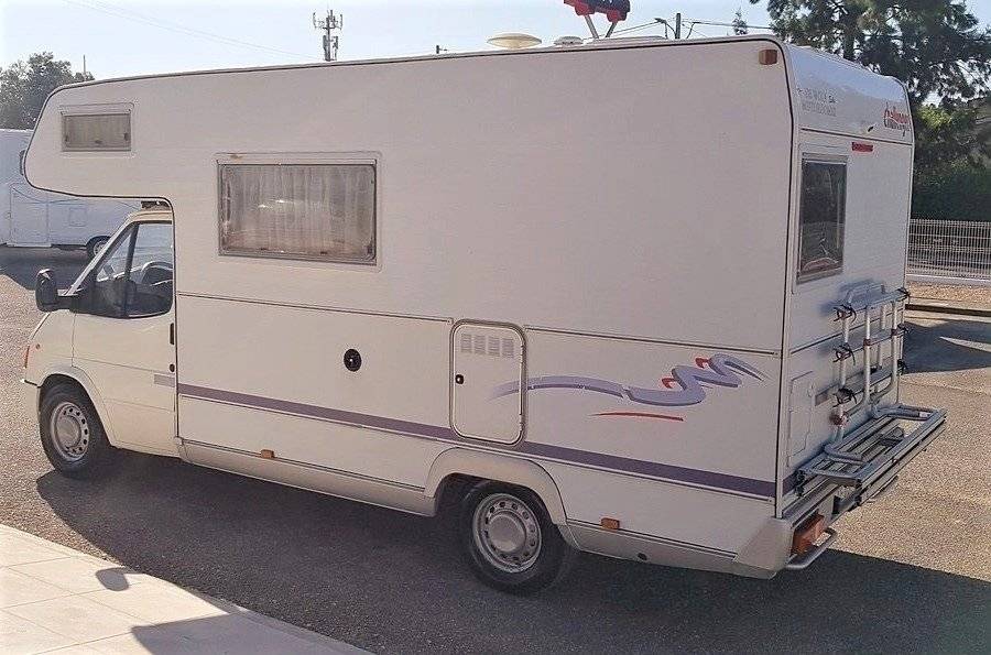 schräge Vorderansicht Ford - Yescapa