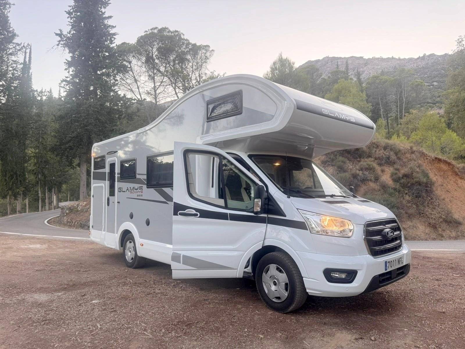 Vue avant de 3/4 Ford ford transit - Yescapa