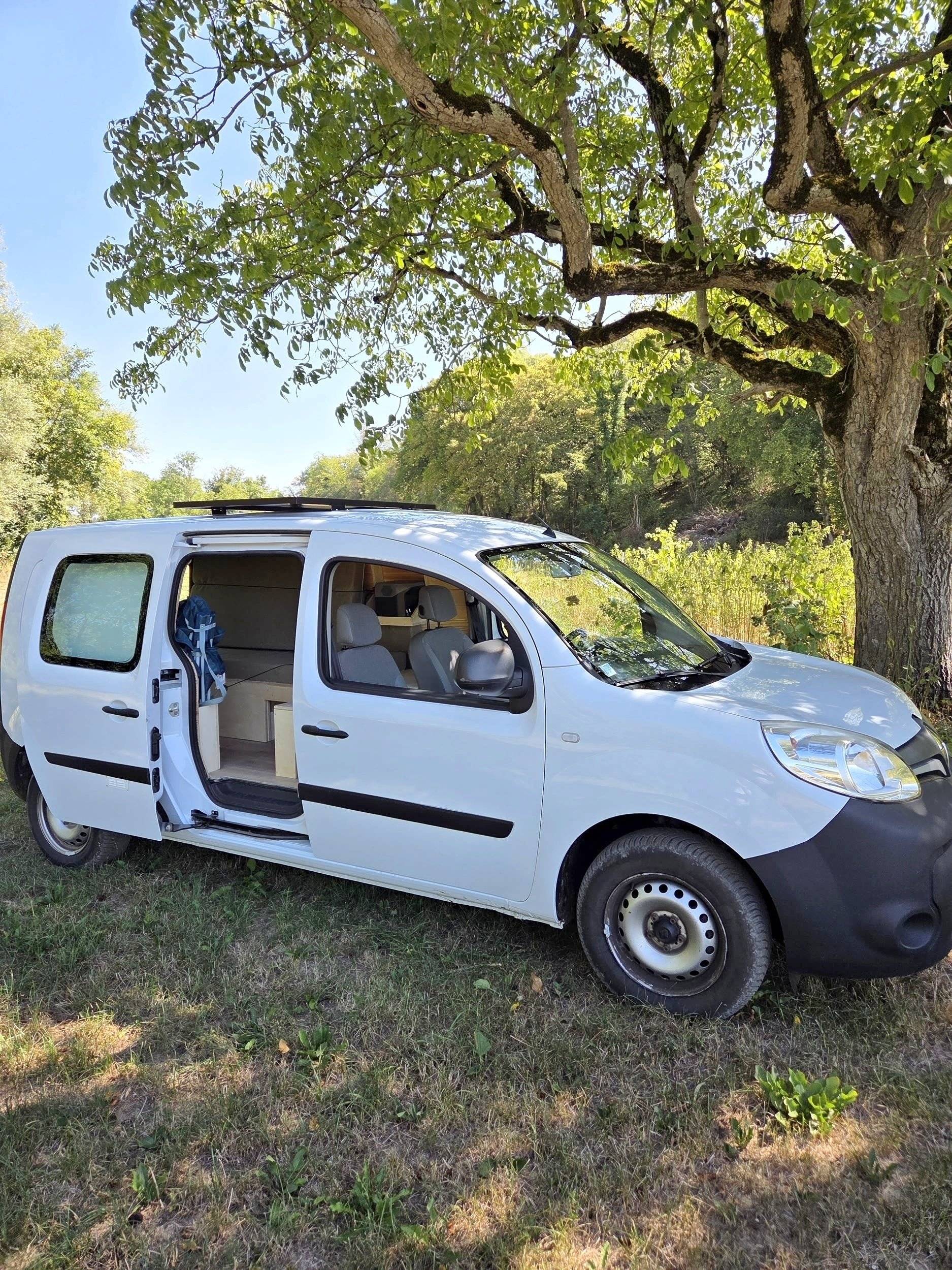 Vista del vehículo ángulo delantero Renault kangoo Maxi 1.5 90cv - Yescapa