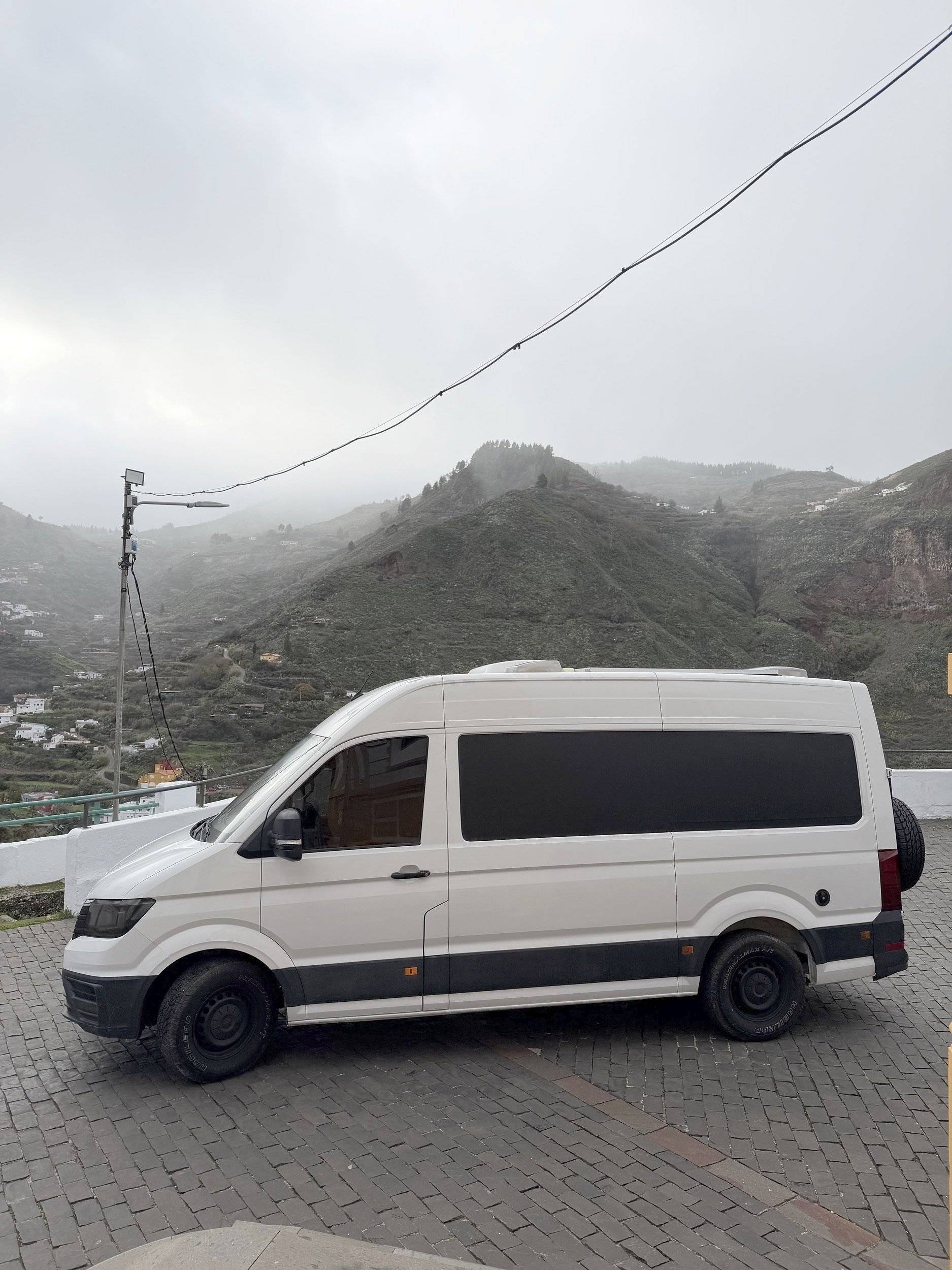 Vista del vehicle angle davanter Volkswagen Crafter 2,0 l 136 ch - Yescapa