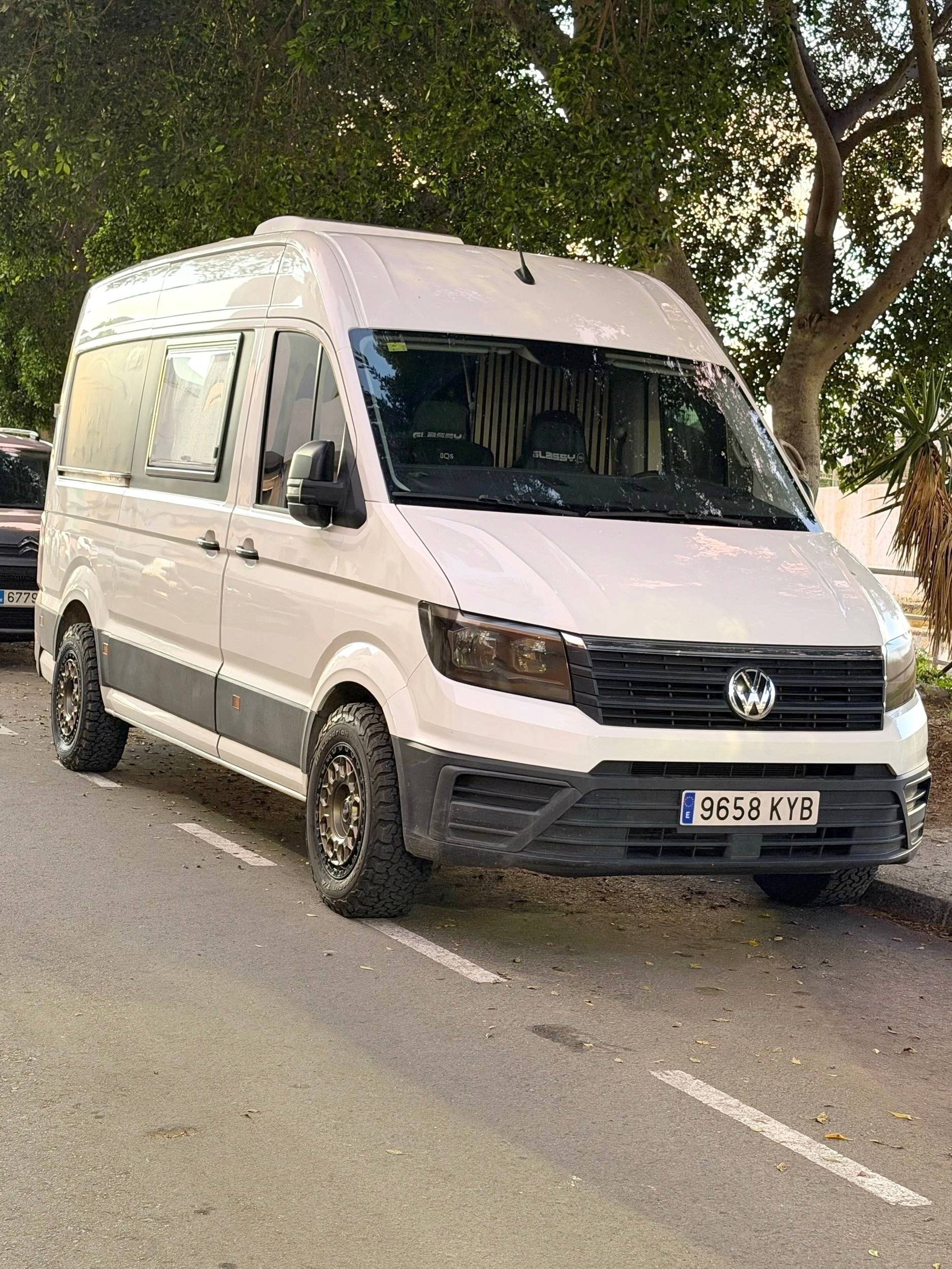Vista del vehículo ángulo delantero Volkswagen Crafter 2,0 l 136 ch - Yescapa